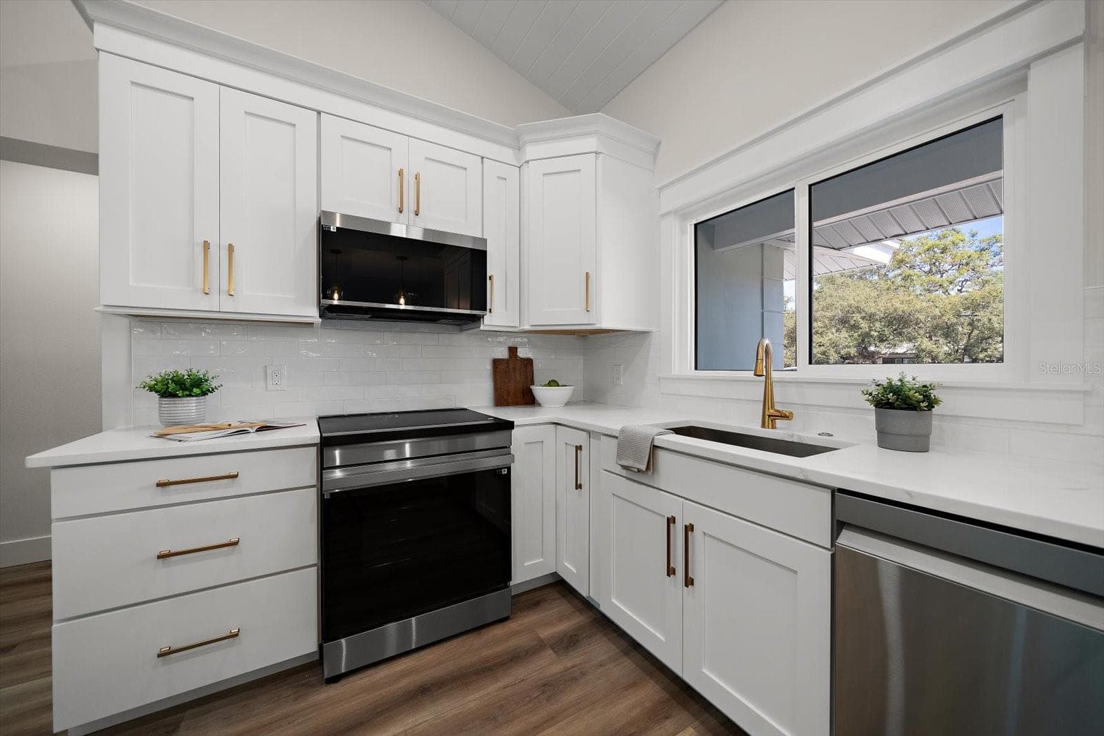 Single Family Residence at 503 POINSETTIA RD, BELLEAIR, photo 12 of 51