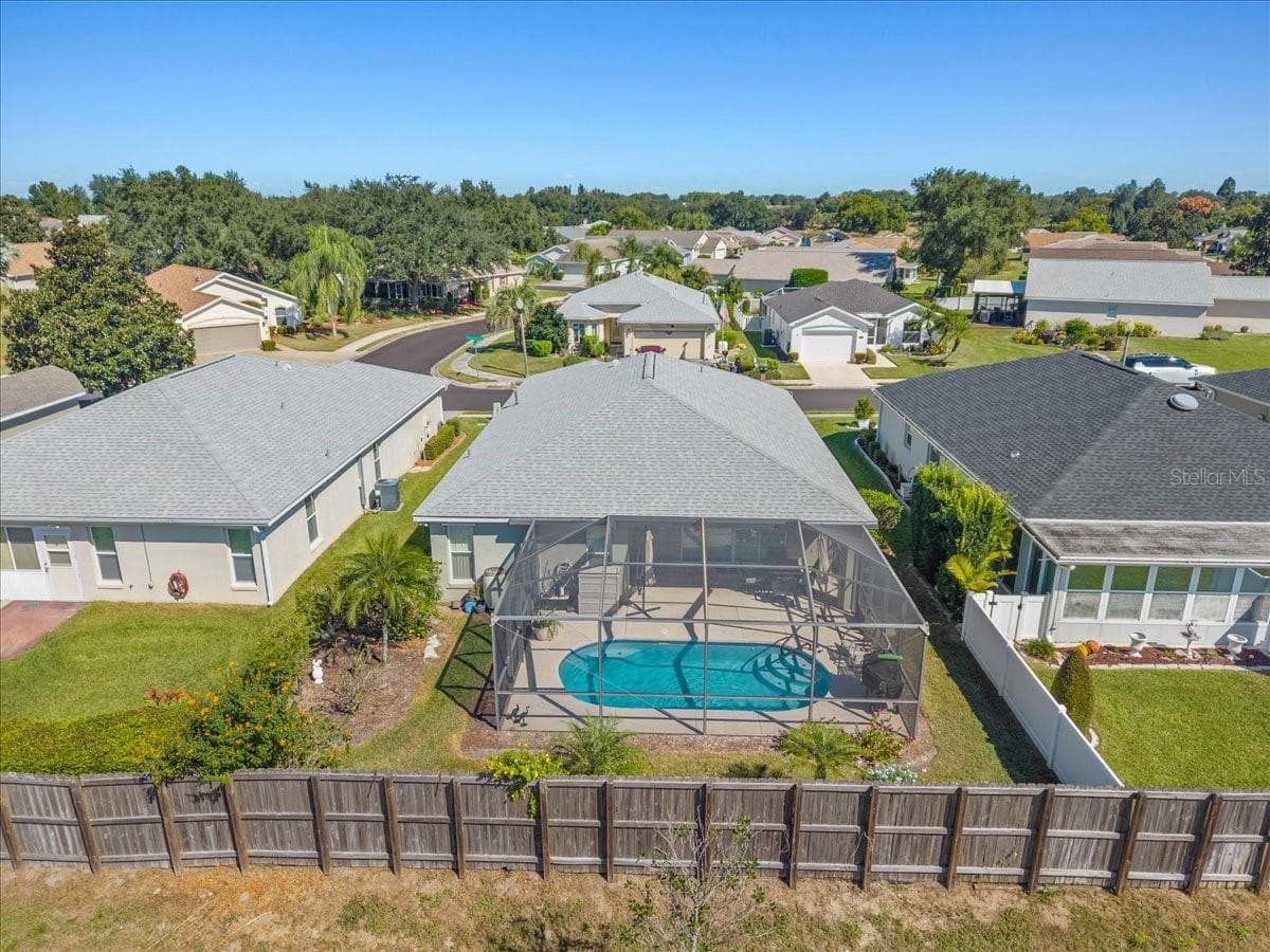 Walking distance to the clubhouse - 364 LAKE SUZANNE DR, LAKE WALES