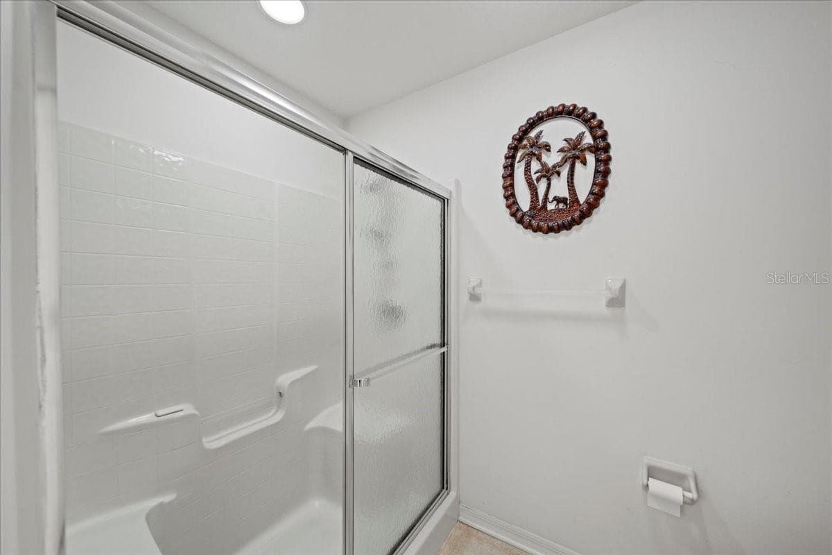 Primary bathroom - 364 LAKE SUZANNE DR, LAKE WALES