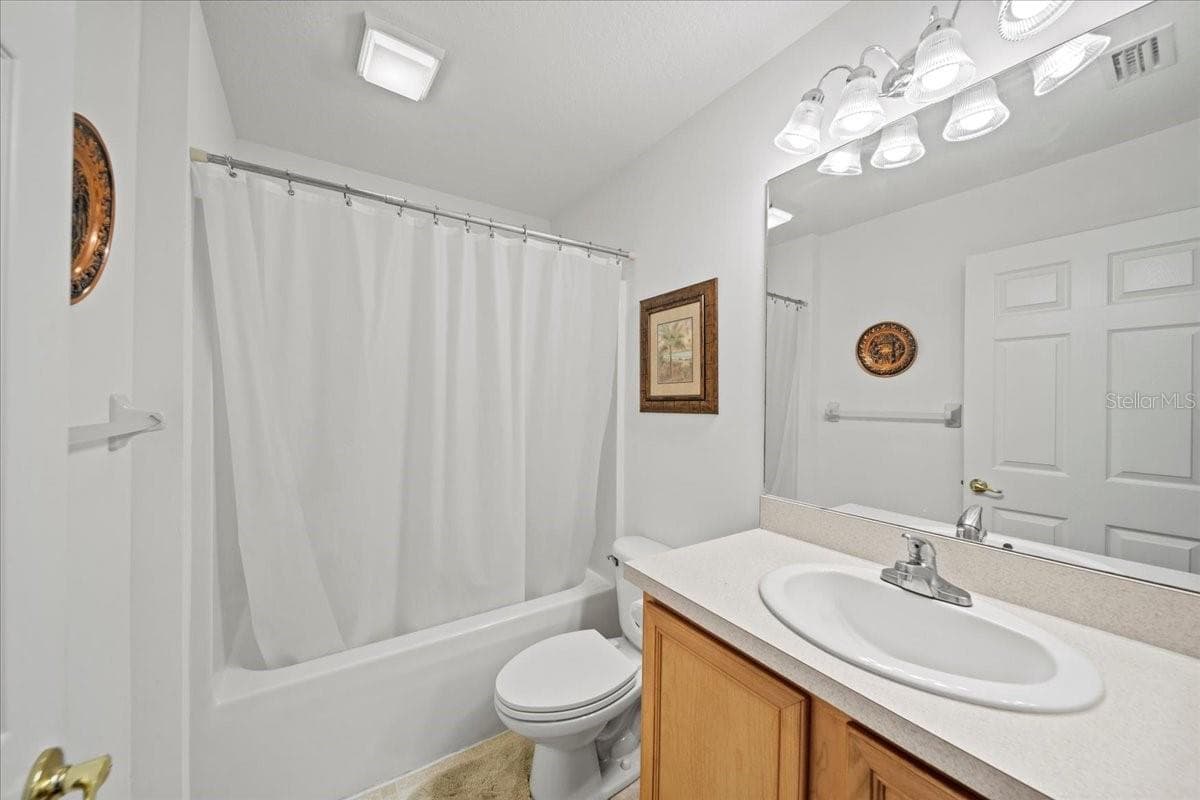 Guest bathroom - 364 LAKE SUZANNE DR, LAKE WALES