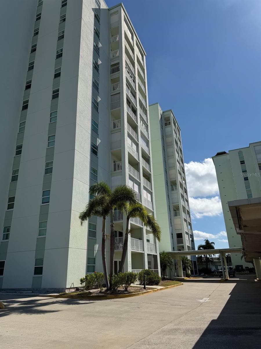 Building Frontage and parking area - 420 64TH AVE #101, ST PETE BEACH