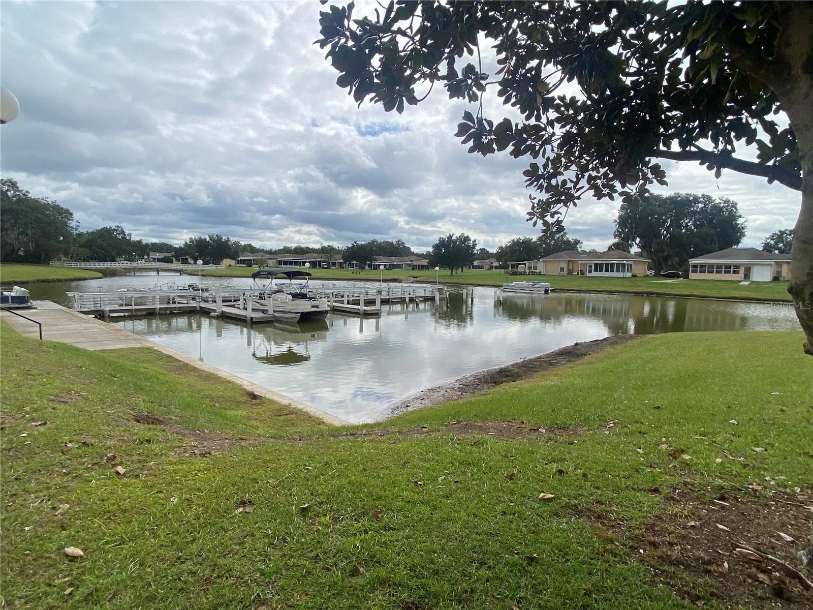 If you enjoy boating or fishing, there’s a canal leading from the community to Lake Walk-In-Water, a 4,500-acre lake famous for great fishing. - 4409 CLUB CIR, LAKE WALES