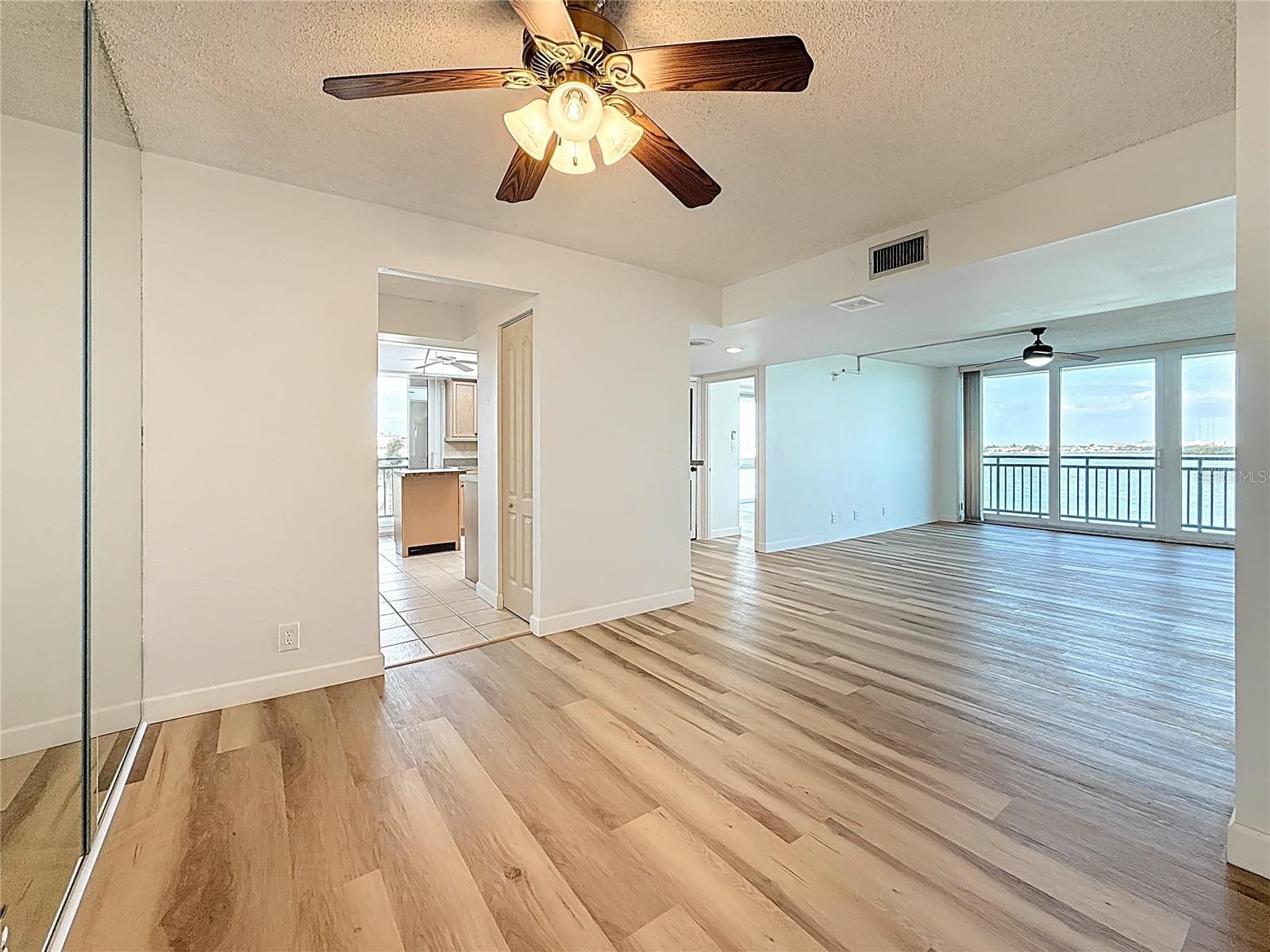 DINING ROOM/LIVING ROOM - 1 KEY CAPRI #201E, TREASURE ISLAND