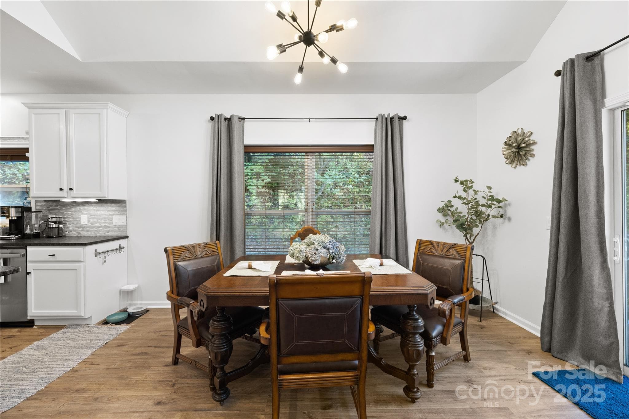 Dinning area - 1308 Bell Mountain Road, Zirconia