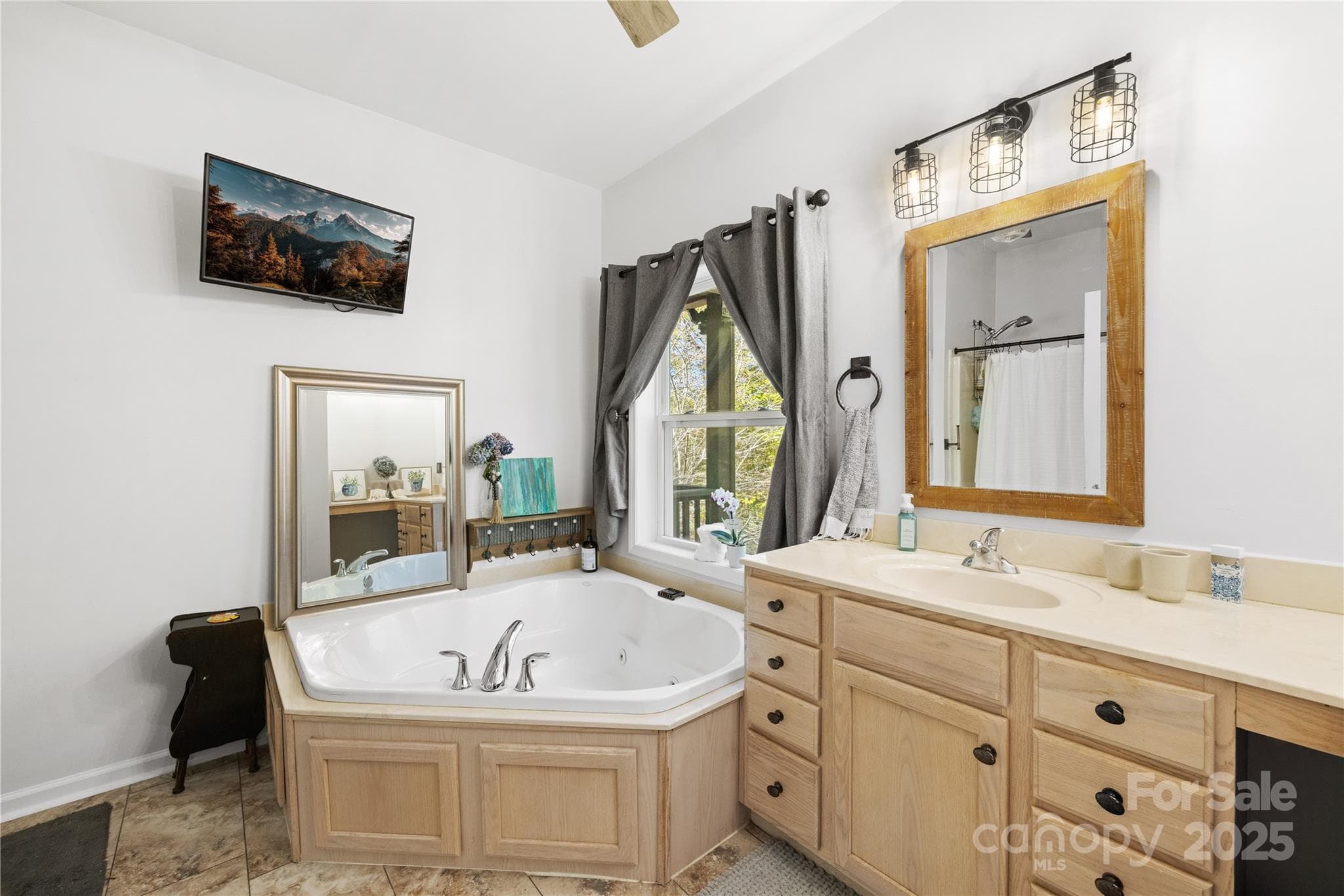 Primary bath - Soaking tub - 1308 Bell Mountain Road, Zirconia