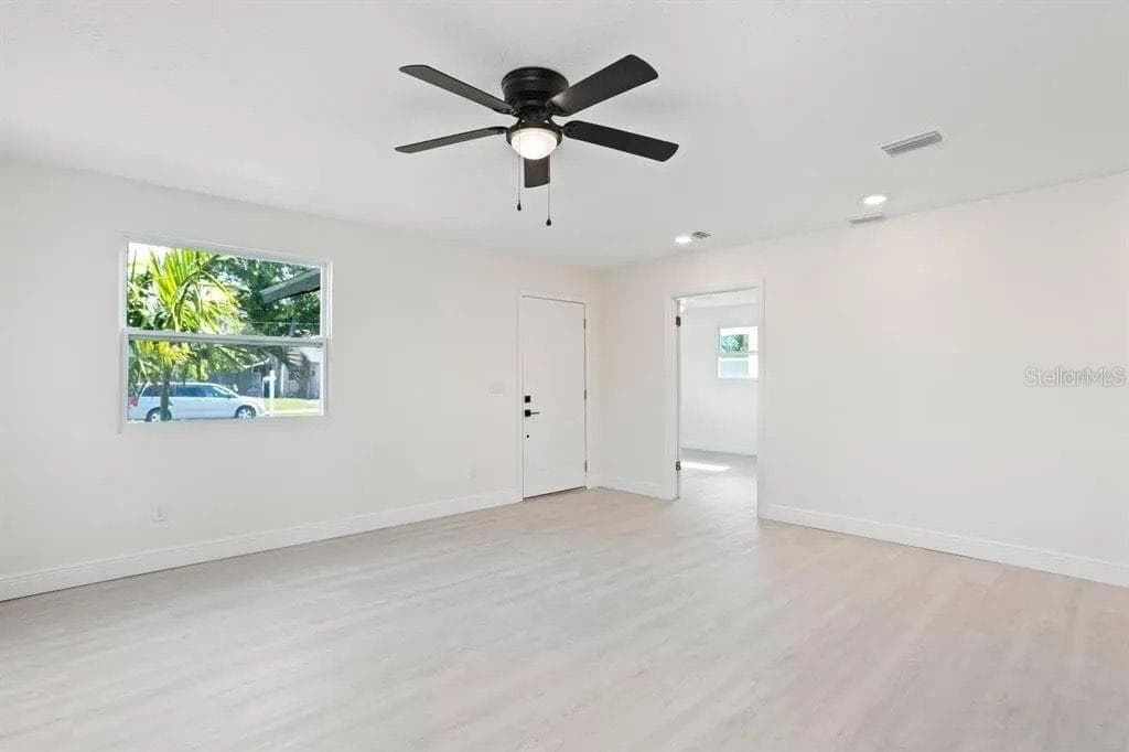 Living room - 2722 14TH AVE S, ST PETERSBURG