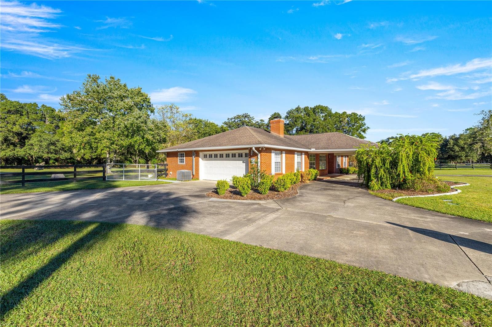 SIDE VIEW: DRIVEWAY / GARAGE / FRONT PORCH - 9812 SW 74TH AVE, OCALA