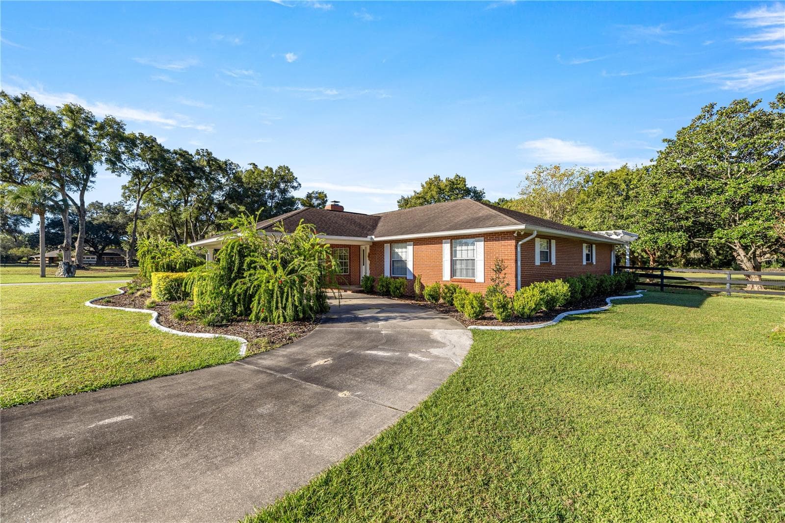 SIDE VIEW: DRIVEWAY / PORCH - 9812 SW 74TH AVE, OCALA