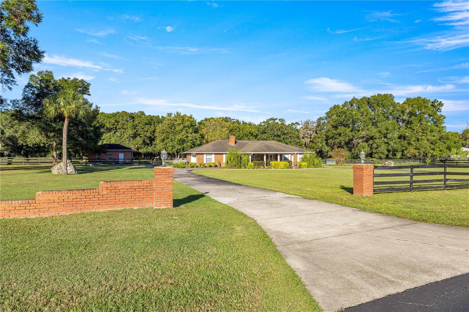 CIRCULAR DRIVEWAY AND HOUSE VIEW FROM STREET - 9812 SW 74TH AVE, OCALA