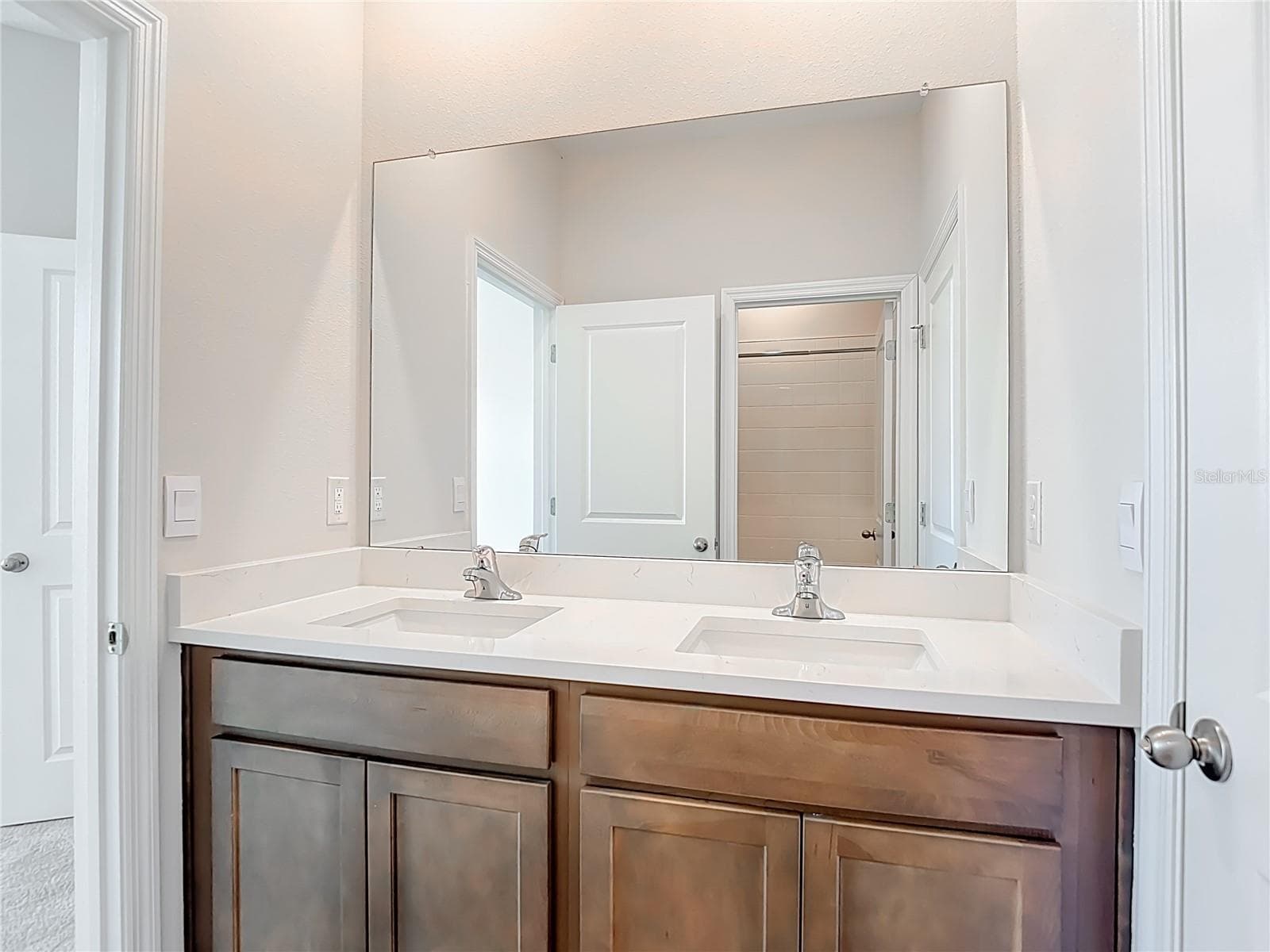 Duel sinks in Jack and Jill bathroom! - 10471 BRIDGEGATE HEIGHTS LOOP, SAN ANTONIO