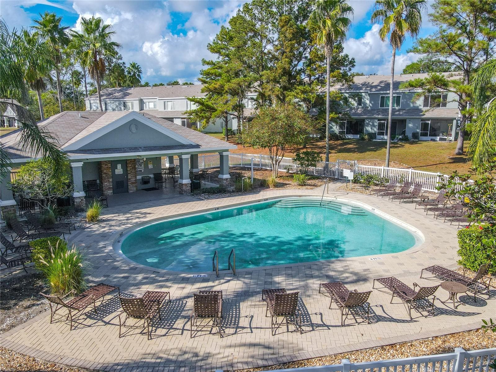Community pool - 2432 LAKE WOODBERRY CIR, BRANDON