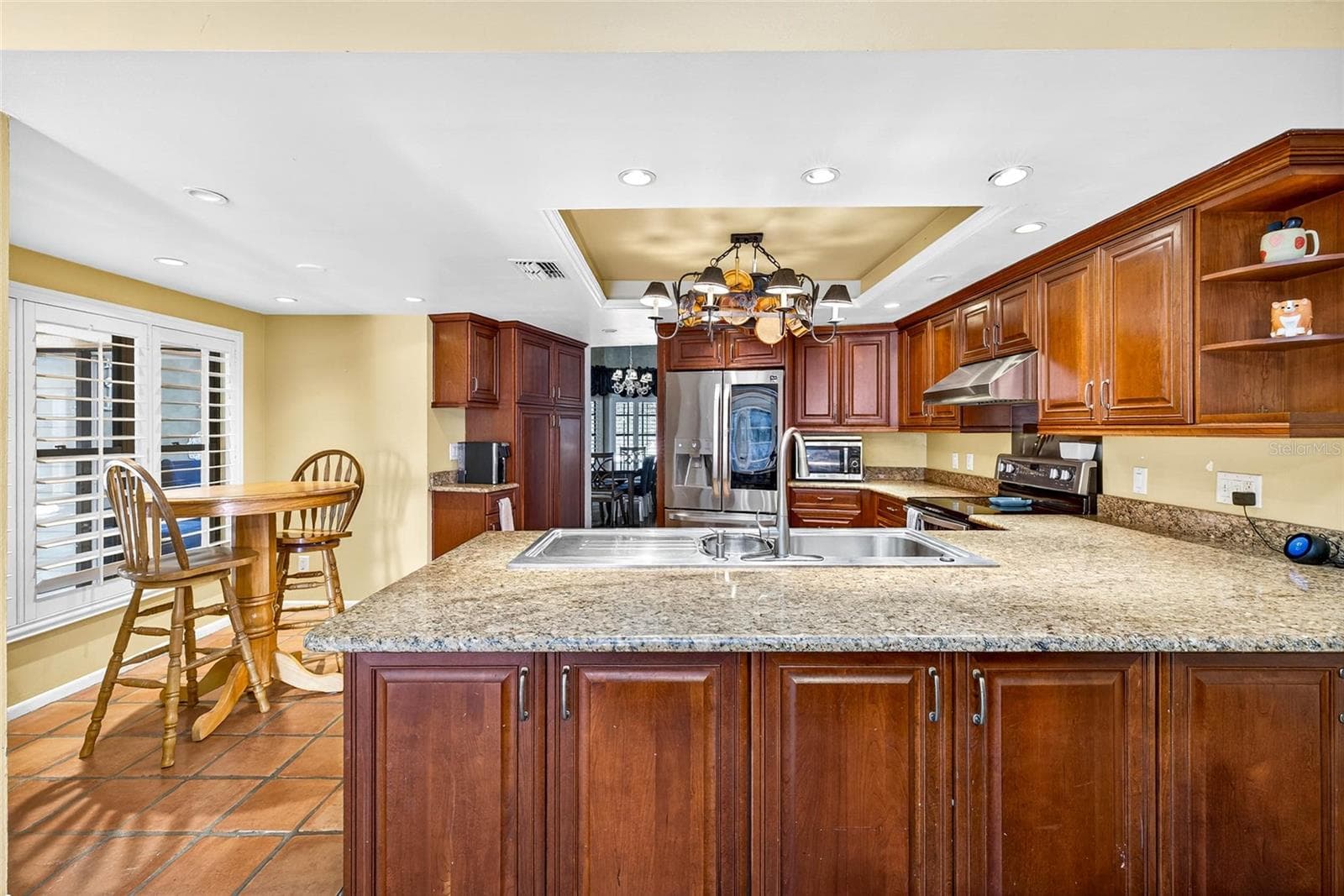granite kitchen counters - 2835 HAMMOCK DR, PLANT CITY