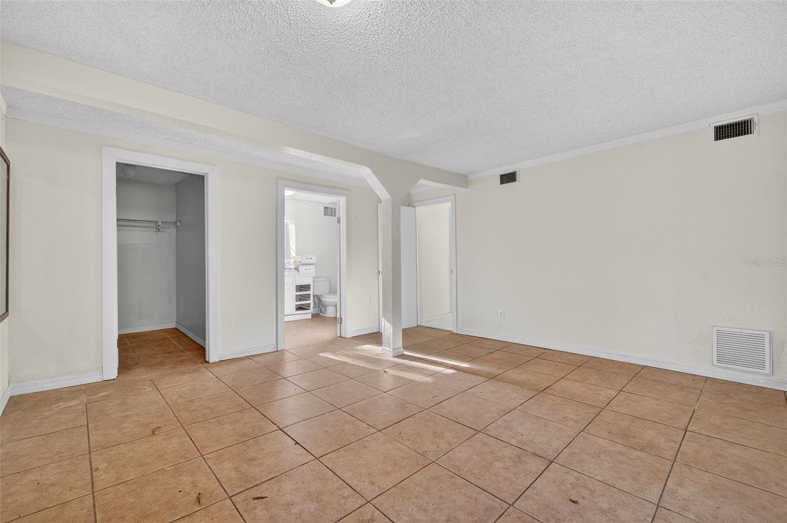 Private bath & walk-in closet. - 6345 LOST TRL, HOLIDAY