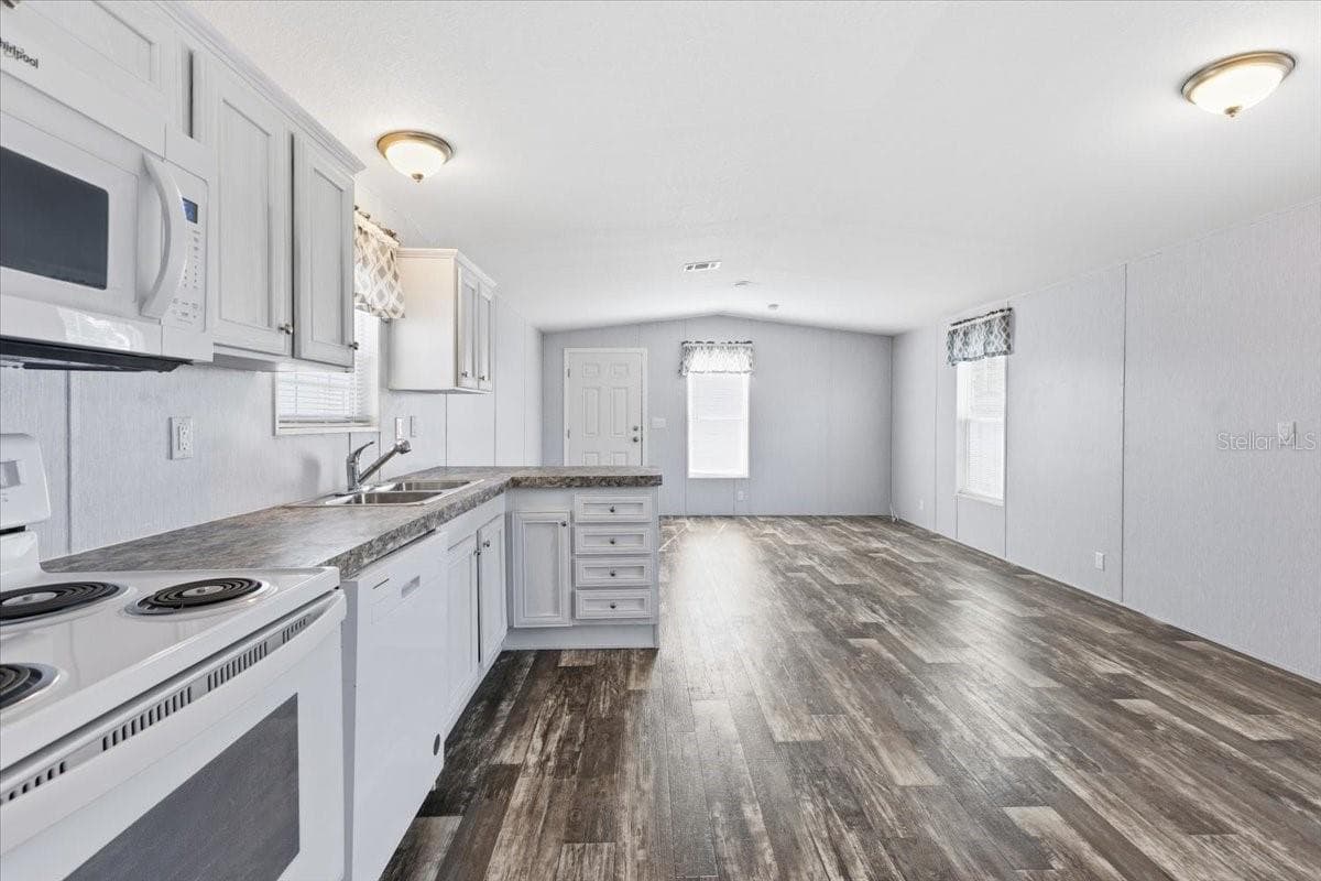 Manufactured Home at 1800 ENGLEWOOD RD #166, ENGLEWOOD, photo 7 of 34