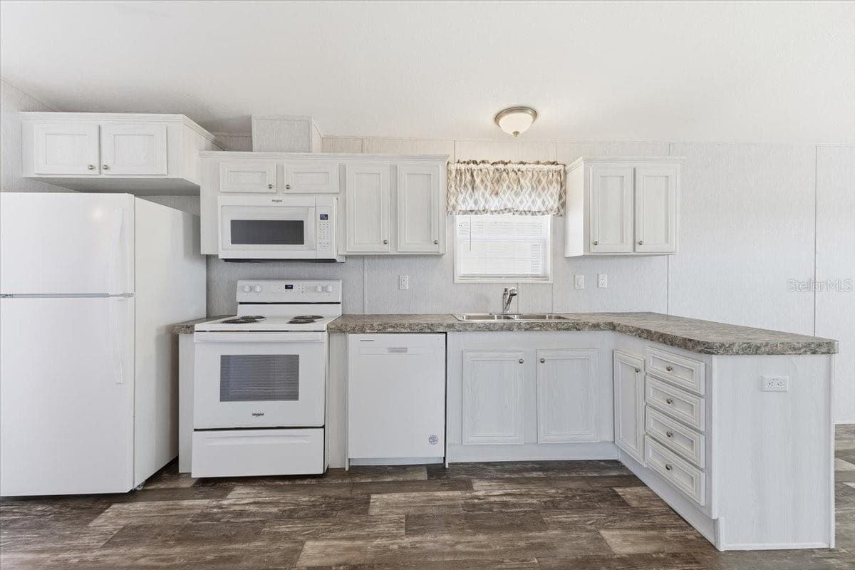Manufactured Home at 1800 ENGLEWOOD RD #166, ENGLEWOOD, photo 8 of 34