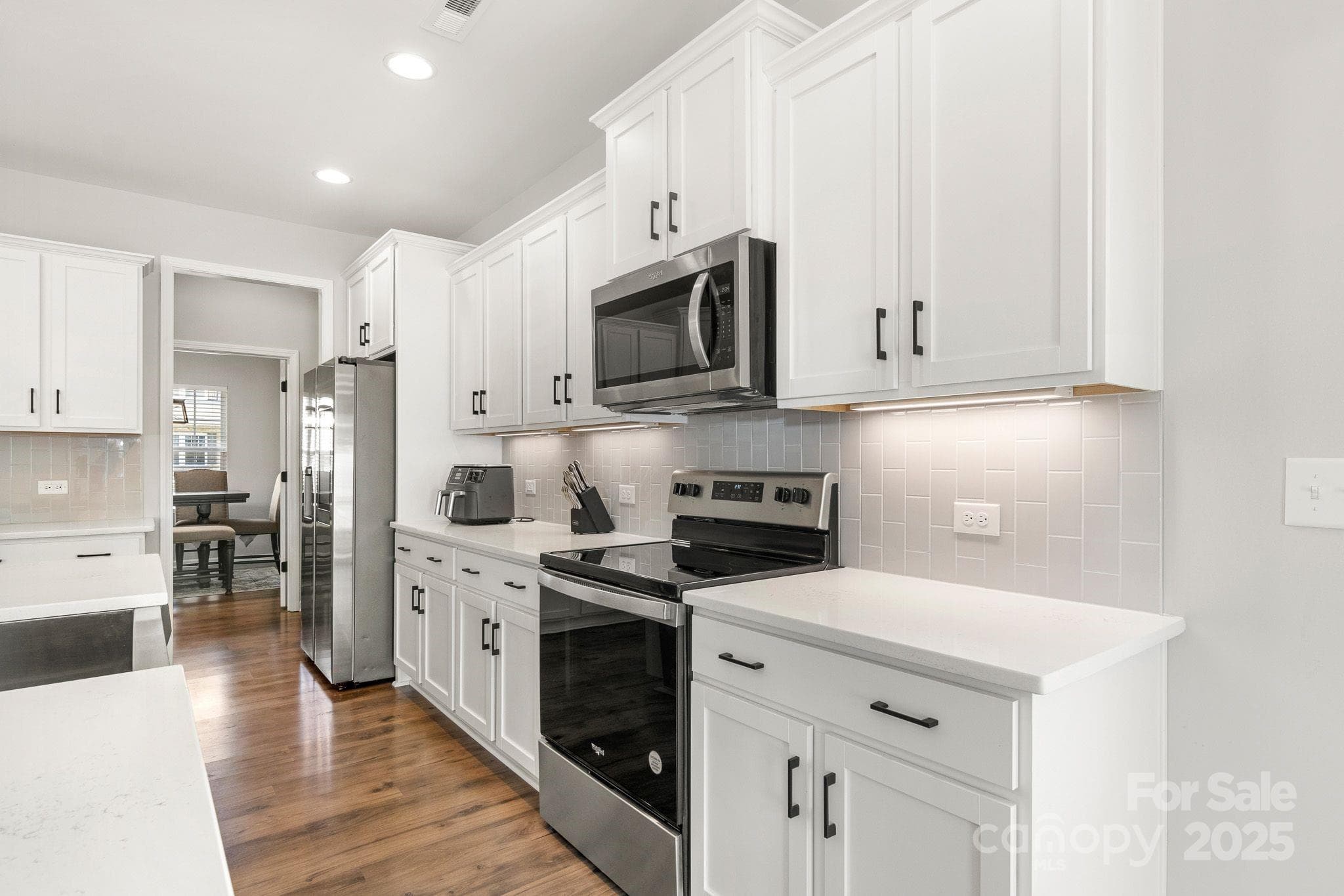 Single Family Residence at 838 Foxglove Lane, York, photo 12 of 44