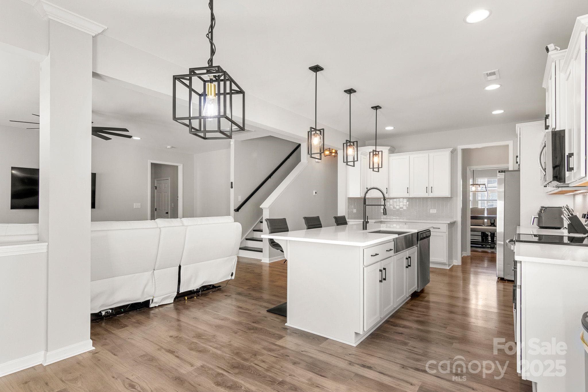 Single Family Residence at 838 Foxglove Lane, York, photo 15 of 44