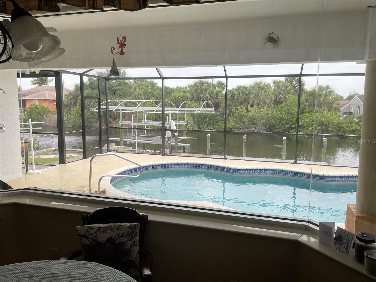 AQUARIUM BAY GLASS VIEW WINDOW - 18029 OHARA DR, PORT CHARLOTTE