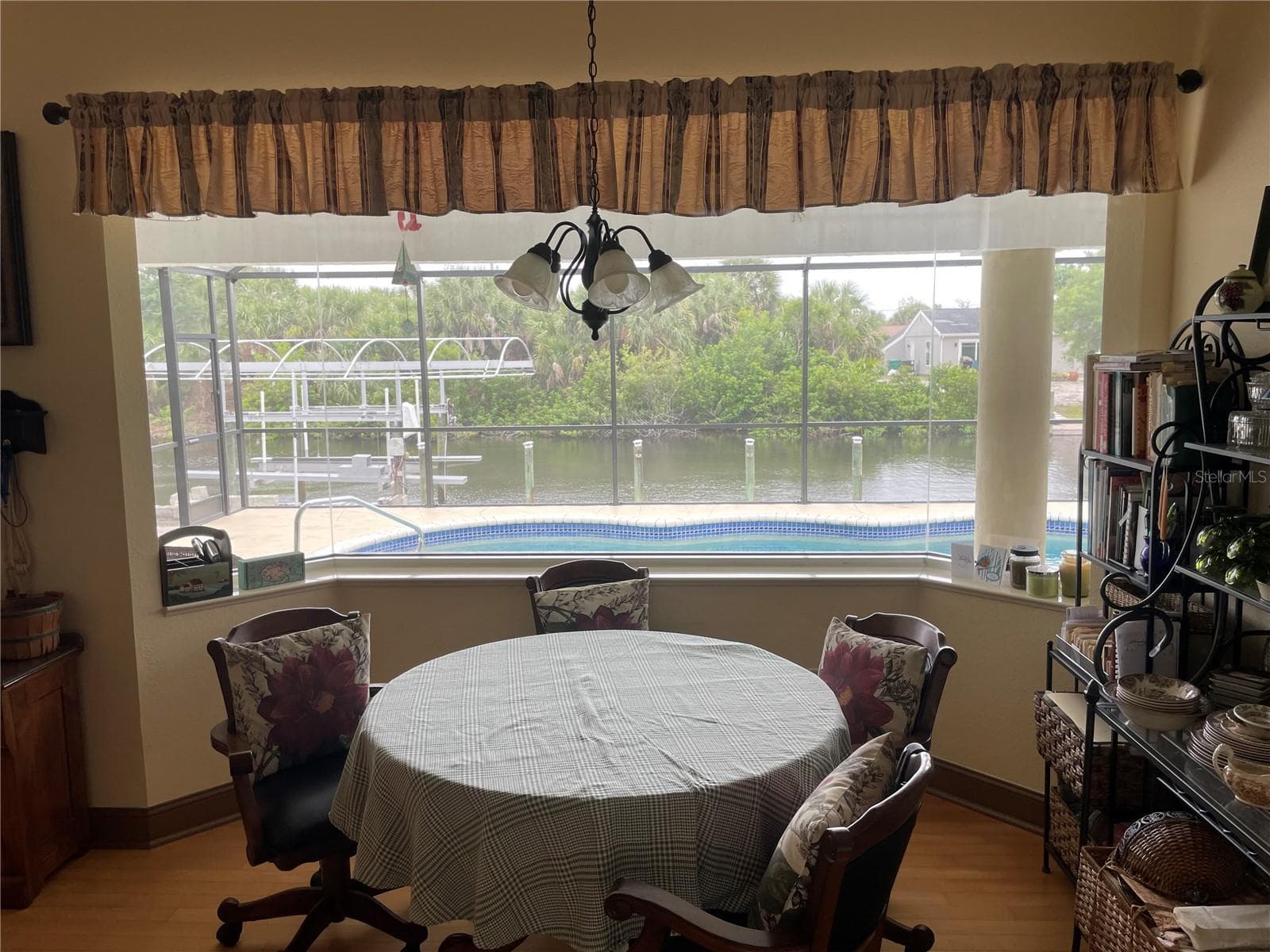 AQUARIUM BAY GLASS VIEW WINDOW - 18029 OHARA DR, PORT CHARLOTTE