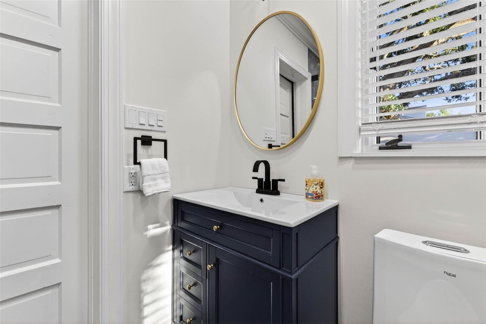 Guest Bath - 1222 BRIGHTWATERS BLVD NE, ST PETERSBURG