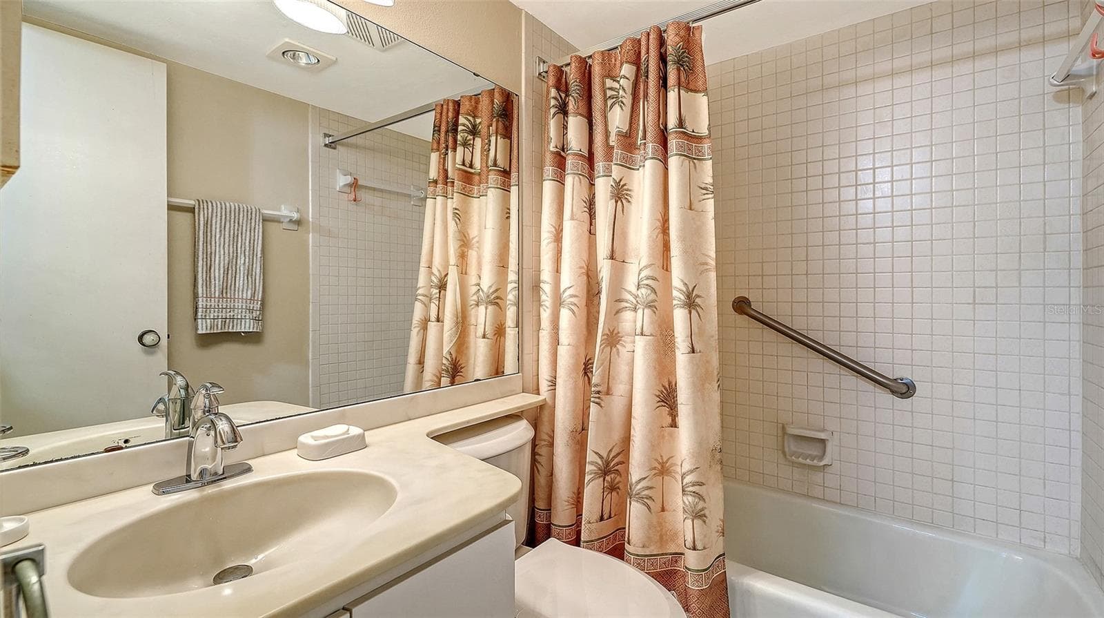 Guest Bathroom with tub - 8773 MIDNIGHT PASS RD #102G, SARASOTA