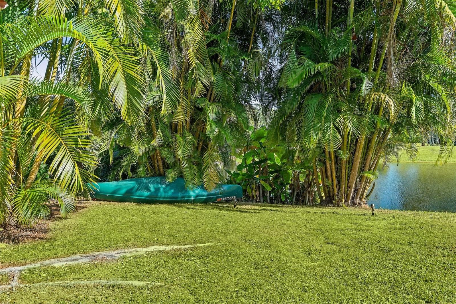 enjoy kayaking on the lake - 6349 RAVENWOOD WAY, SARASOTA