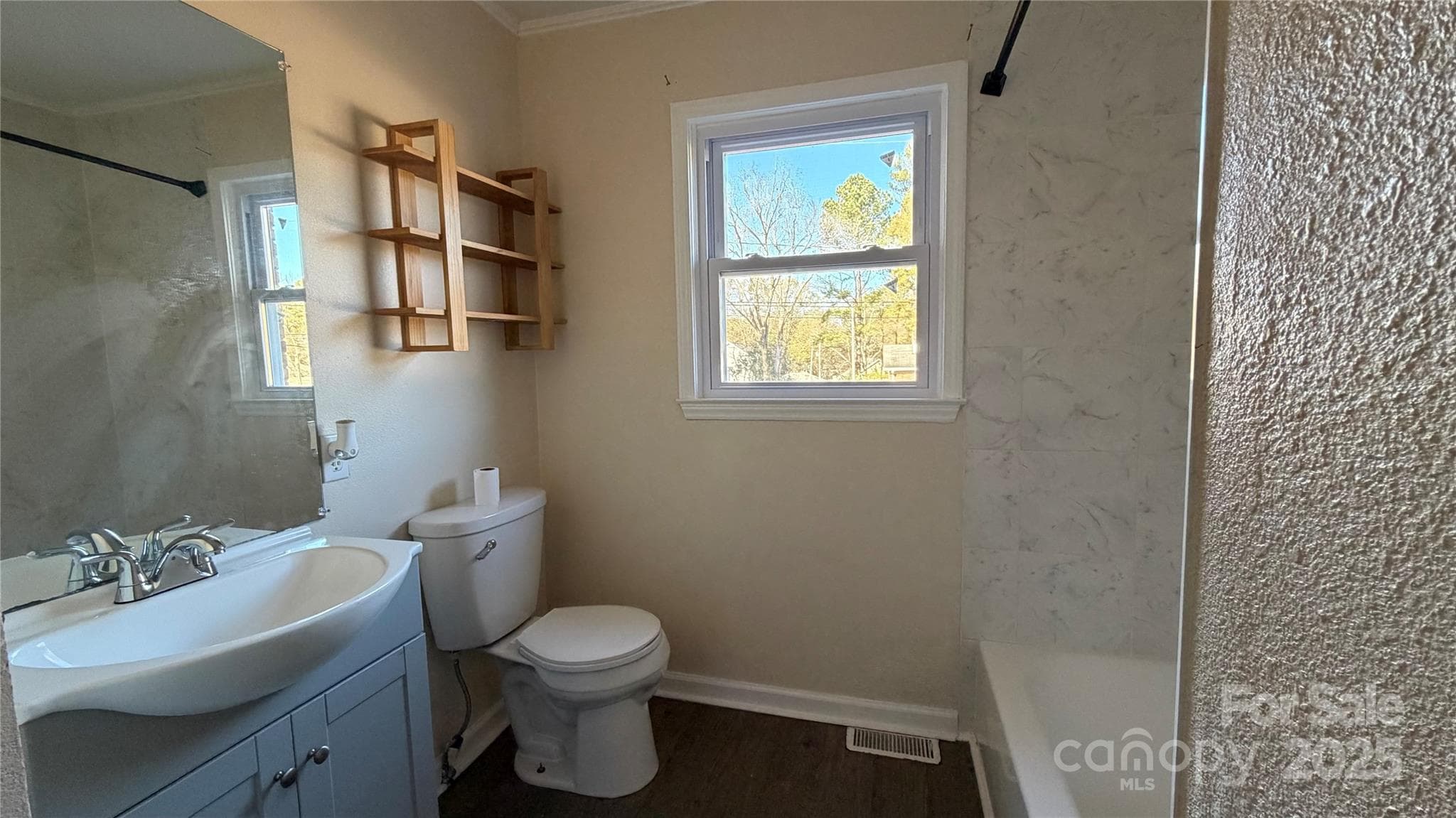 Single Family Residence at 513 Holly Street, Dallas, photo 7 of 23