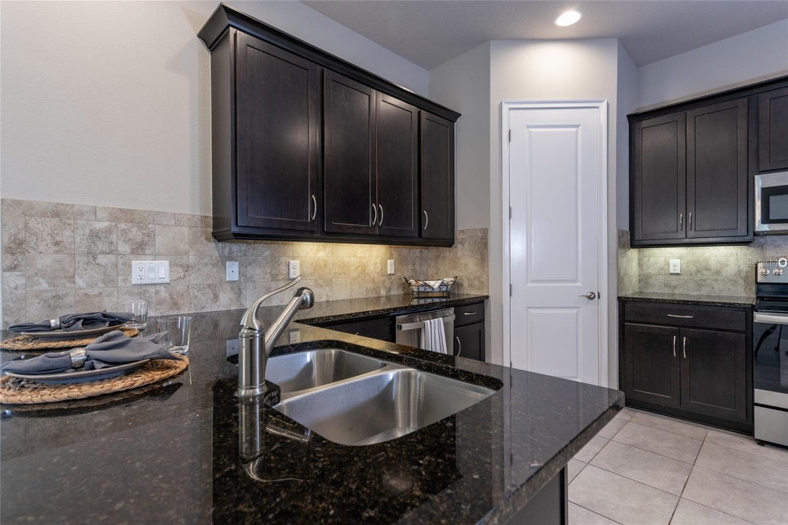 Lovely granite countertops - 3 NEWHAVEN LN, ORMOND BEACH