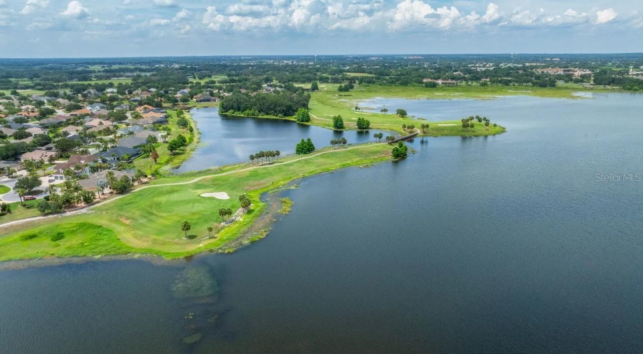 There are 17 golf courses nearby to choose from - 930 BUCKEYE DR, LADY LAKE