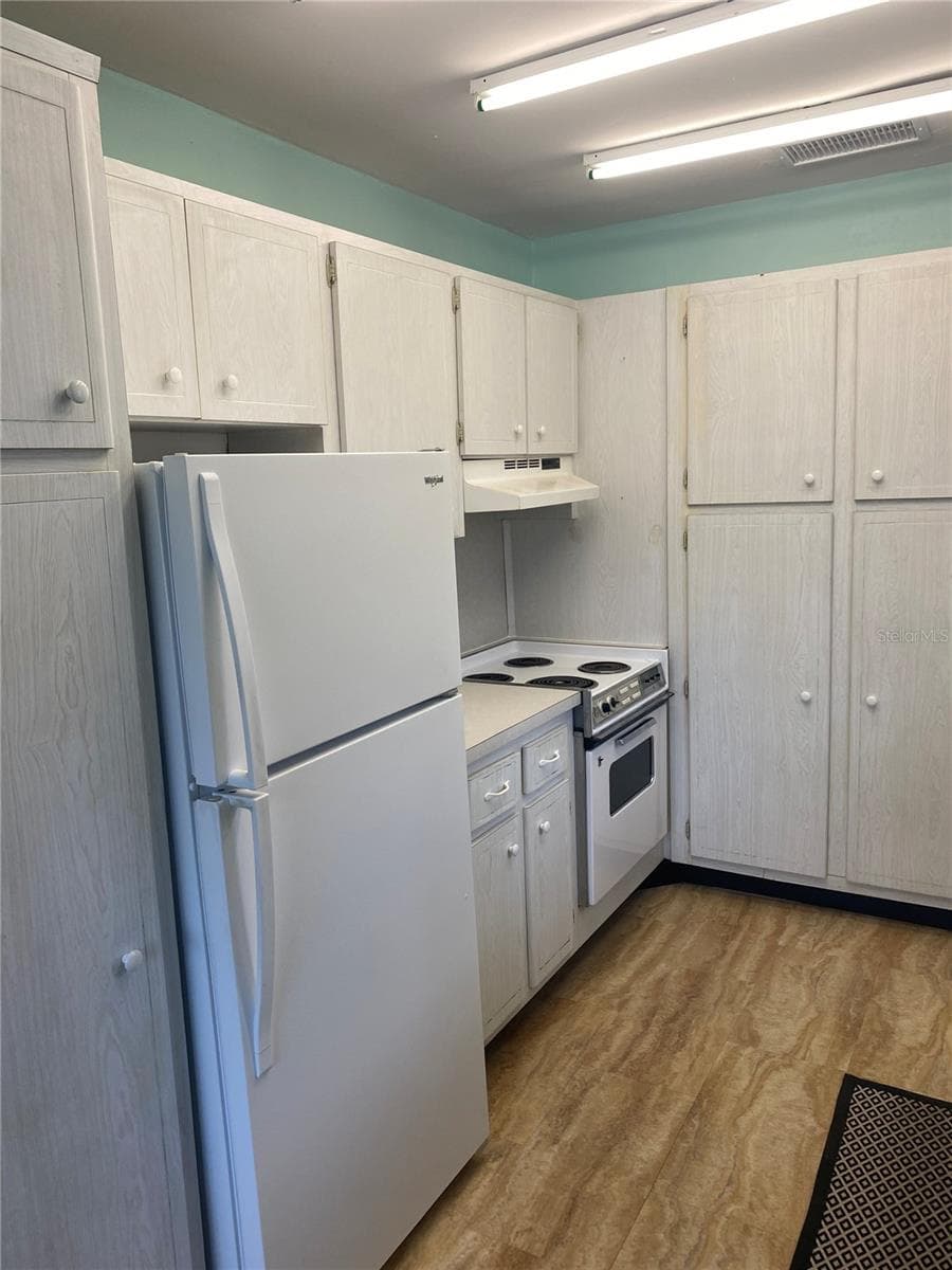 KITCHEN - 11224 82ND AVE #210, SEMINOLE