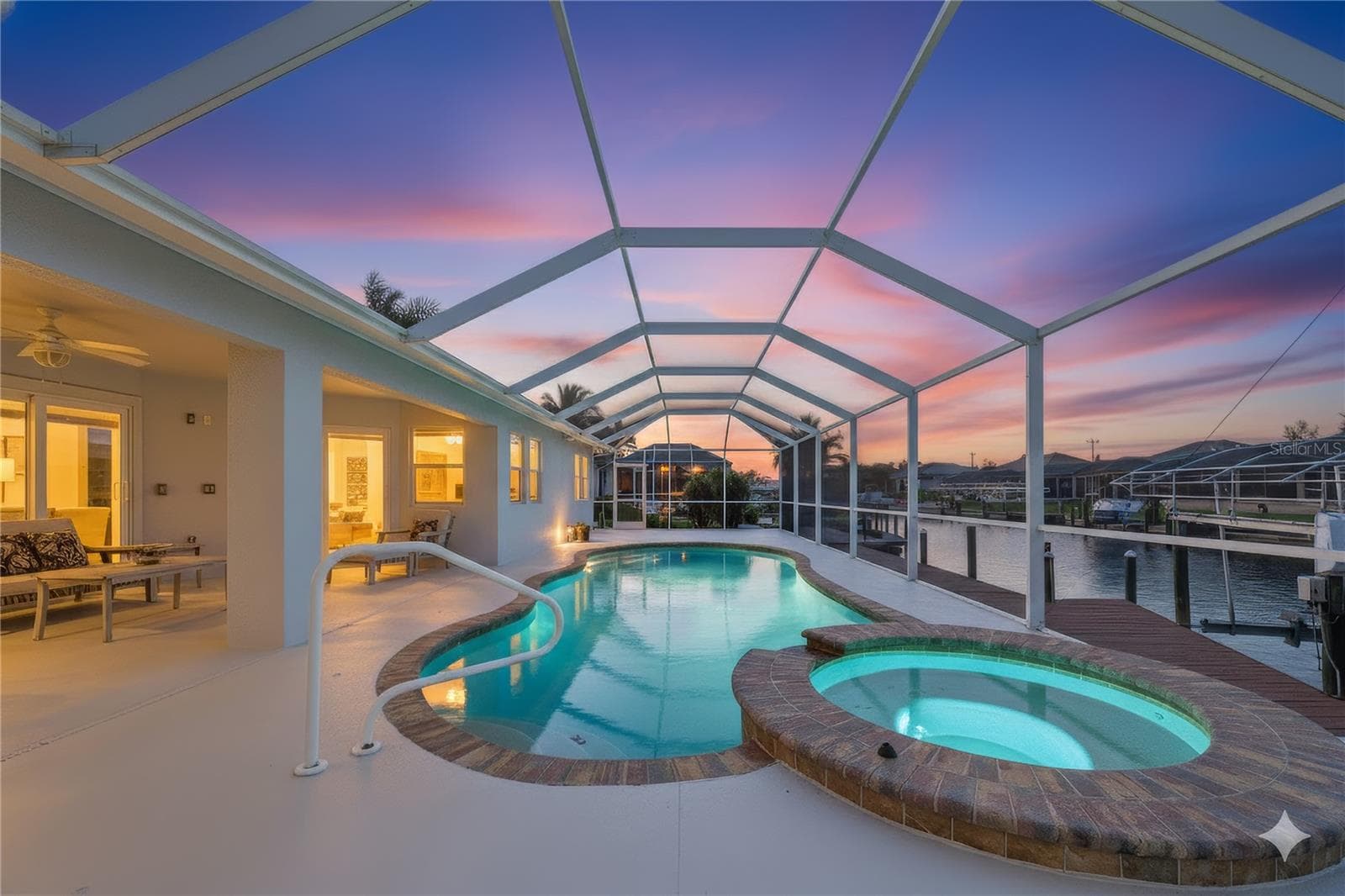 Full size Salt pool with Jacuzzi. Full screen enclosed, lots of outdoor entertainment - 430 NW 39TH AVE, CAPE CORAL