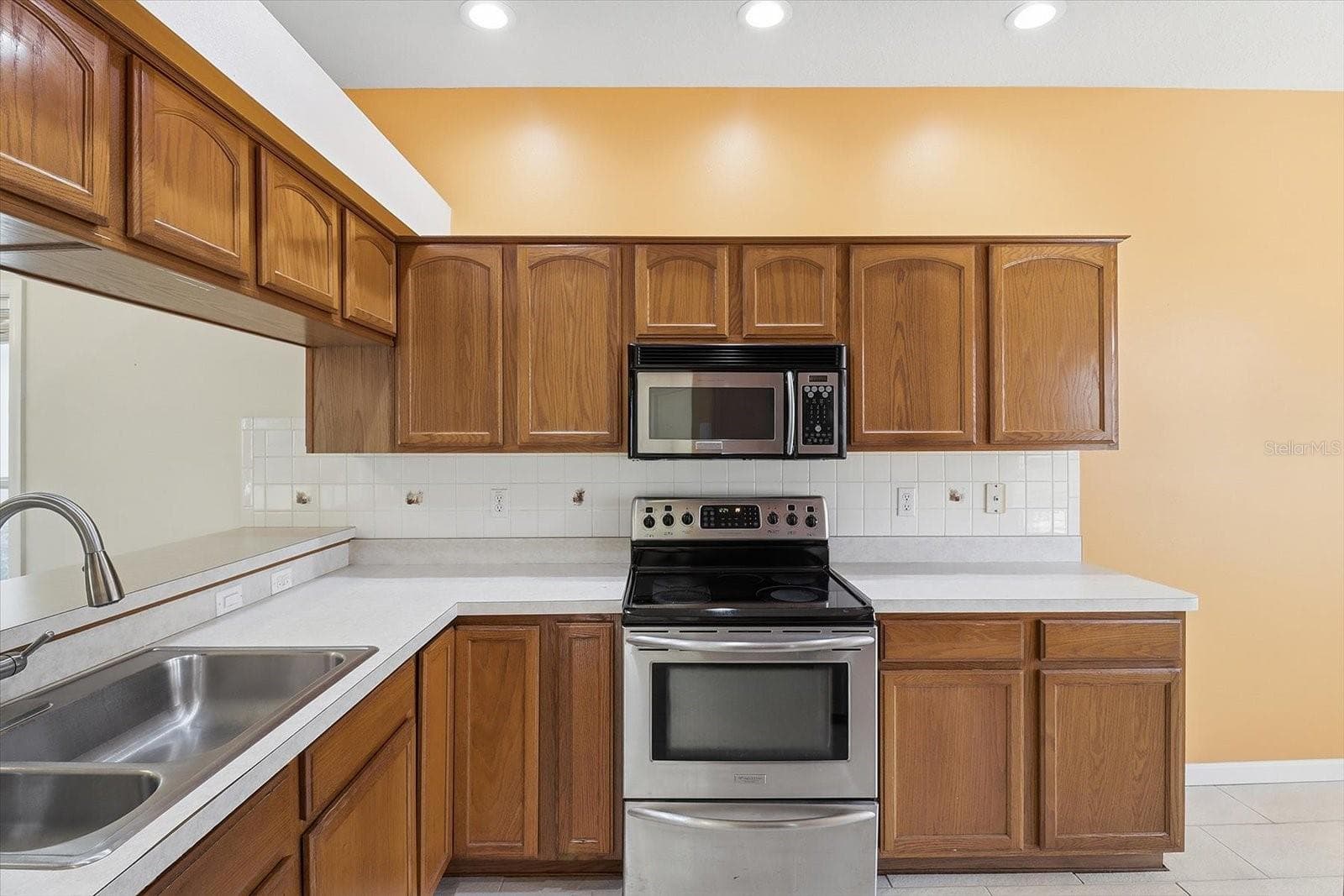 Kitchen w/ Stainless Steel Appliances, NEW Dishwasher, Tiled Backsplash, Breakfast Bar & Plenty of Cabinets & Countertops - 6301 W GLYNBORNE LOOP, CRYSTAL RIVER