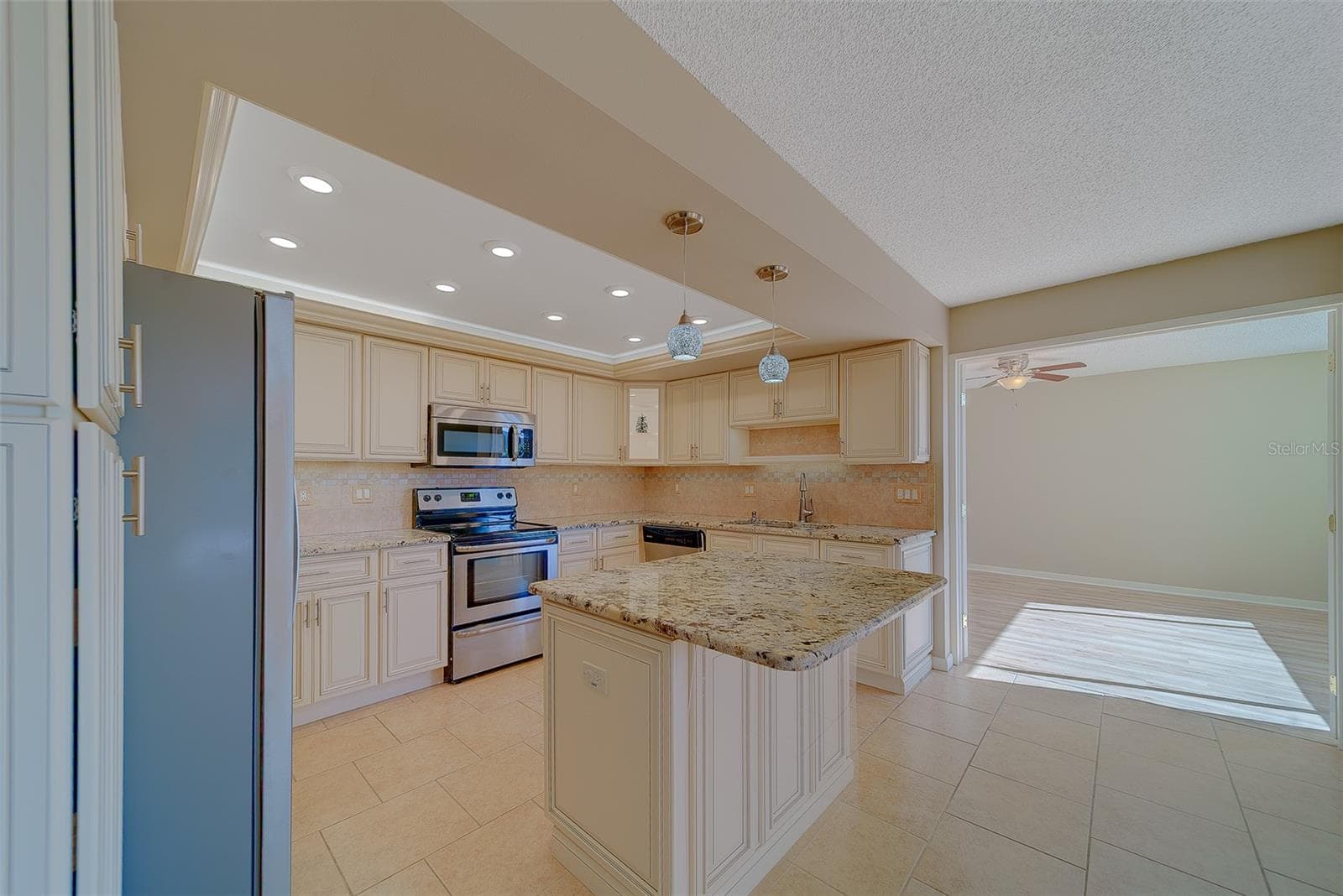 Stainless steel appliances and granite counters - 1480 GULF BLVD #201, CLEARWATER BEACH