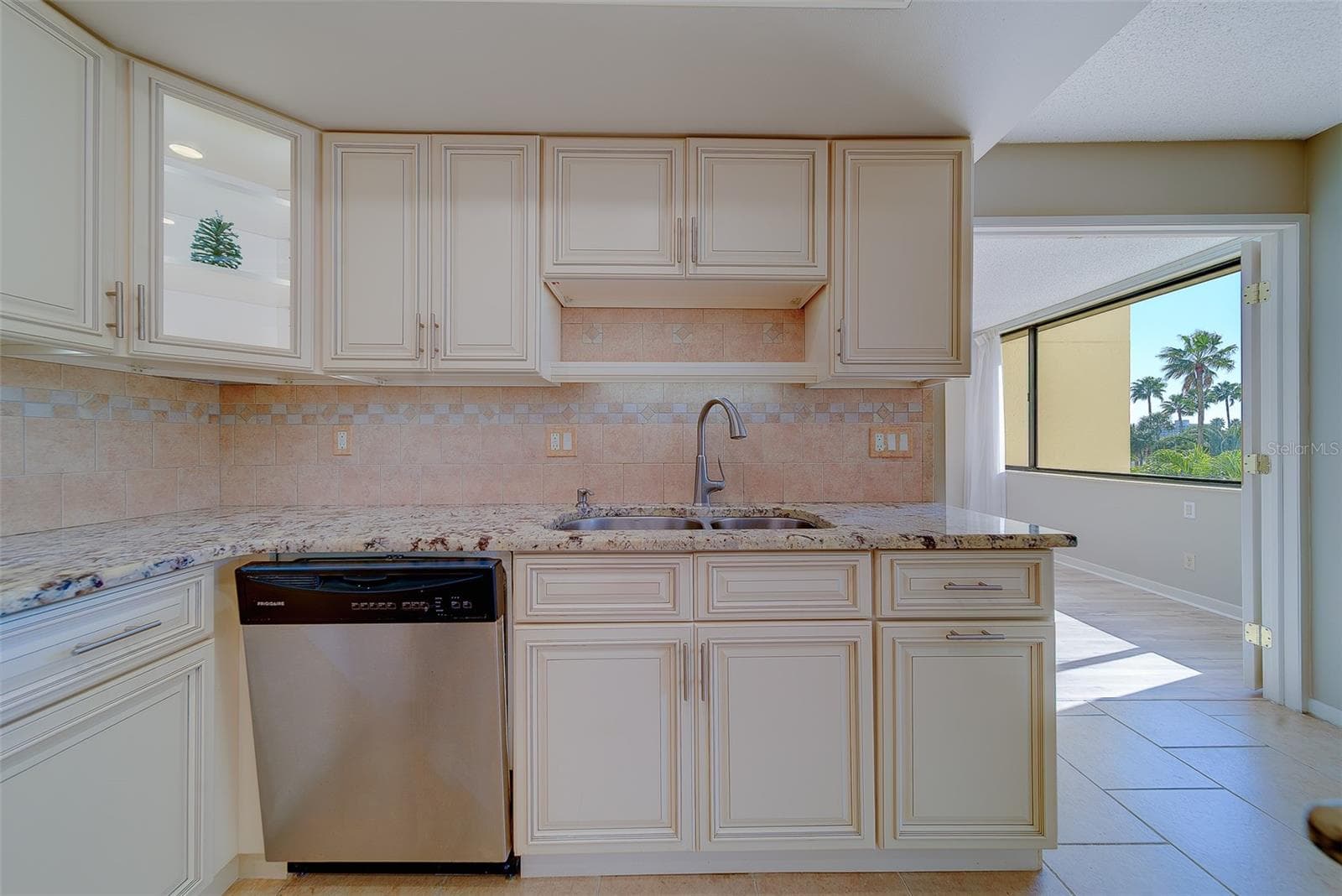 All soft close cabinets throughout kitchen - 1480 GULF BLVD #201, CLEARWATER BEACH