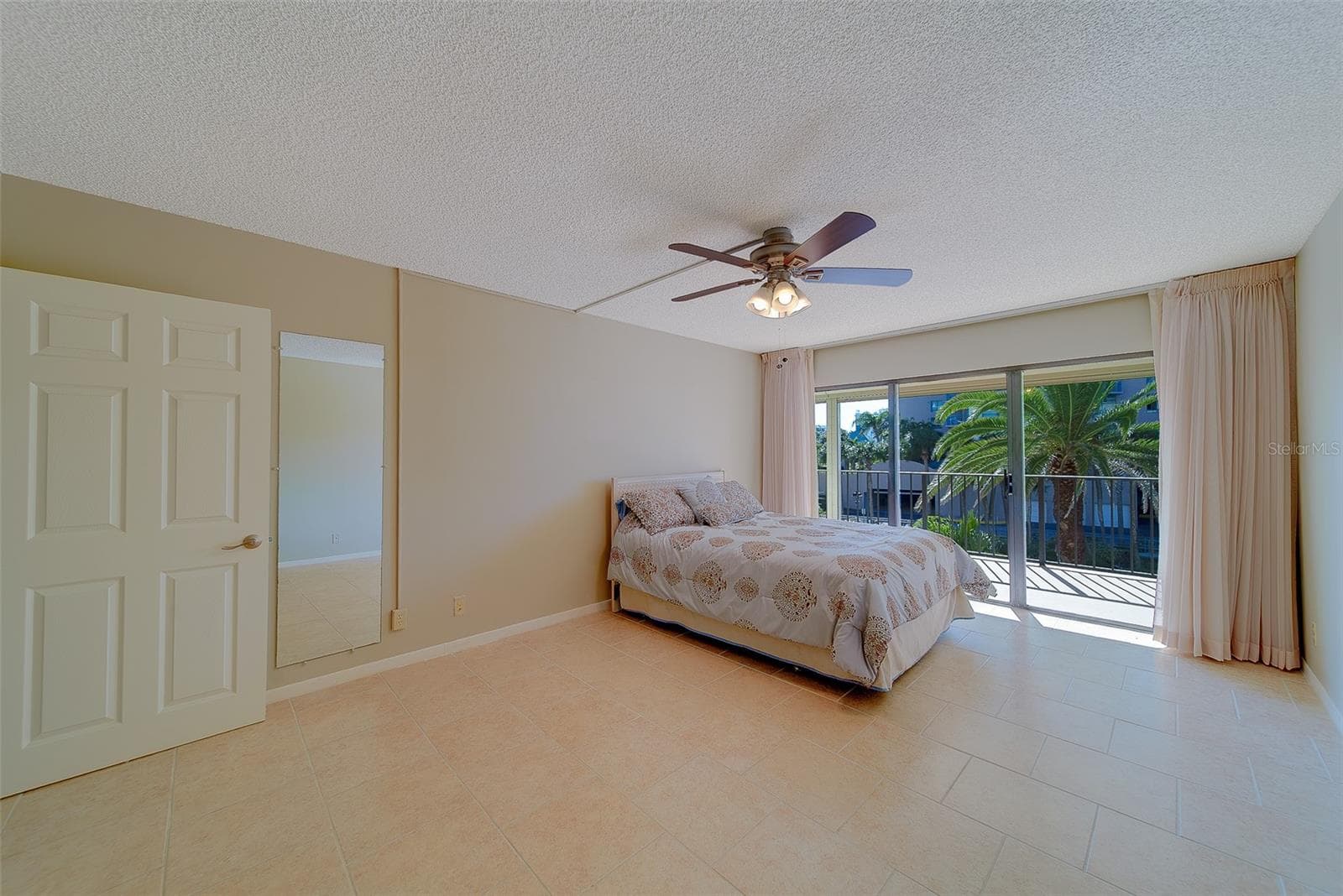 Large Master Bedroom - 1480 GULF BLVD #201, CLEARWATER BEACH