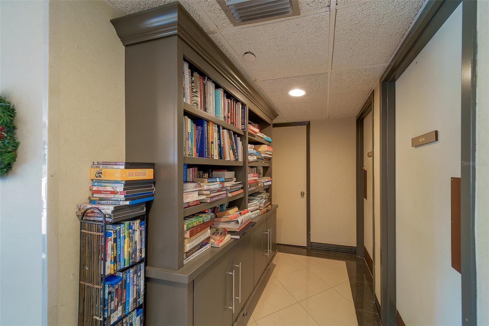 Library and bathrooms - 1480 GULF BLVD #201, CLEARWATER BEACH
