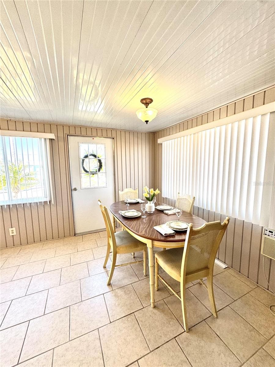 Front enclosed porch. - 340 PEACE MNR, PALMETTO