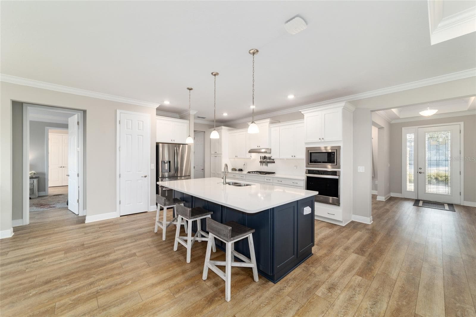 Two-tone kitchen cabinetry in slate and white - 10453 SW 99TH LN, OCALA