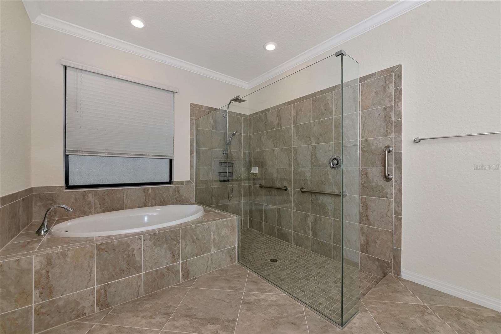 walk in shower - 10202 MARBELLA DR, BRADENTON
