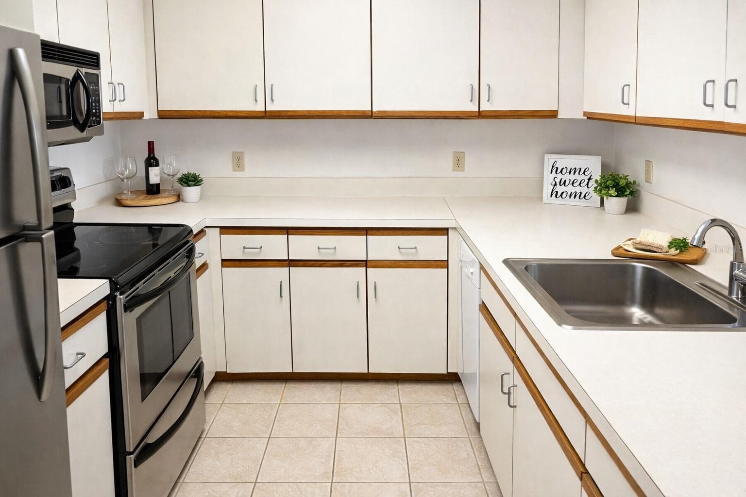 Newer appliances in ample kitchen - 2333 FEATHER SOUND DR #B304, CLEARWATER