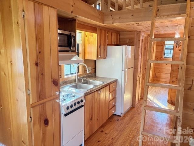 kitchen & ladder to loft - 129 Mallard Loop, Waynesville