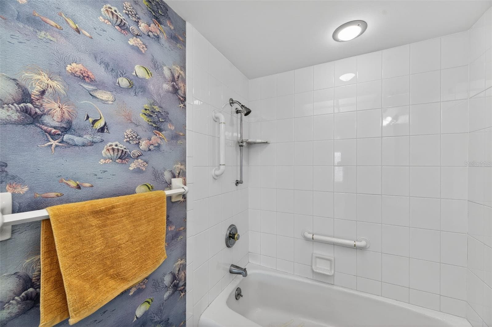 Bathroom 3 with tub/shower combo - 131 BLUFF VIEW DR #403, BELLEAIR BLUFFS
