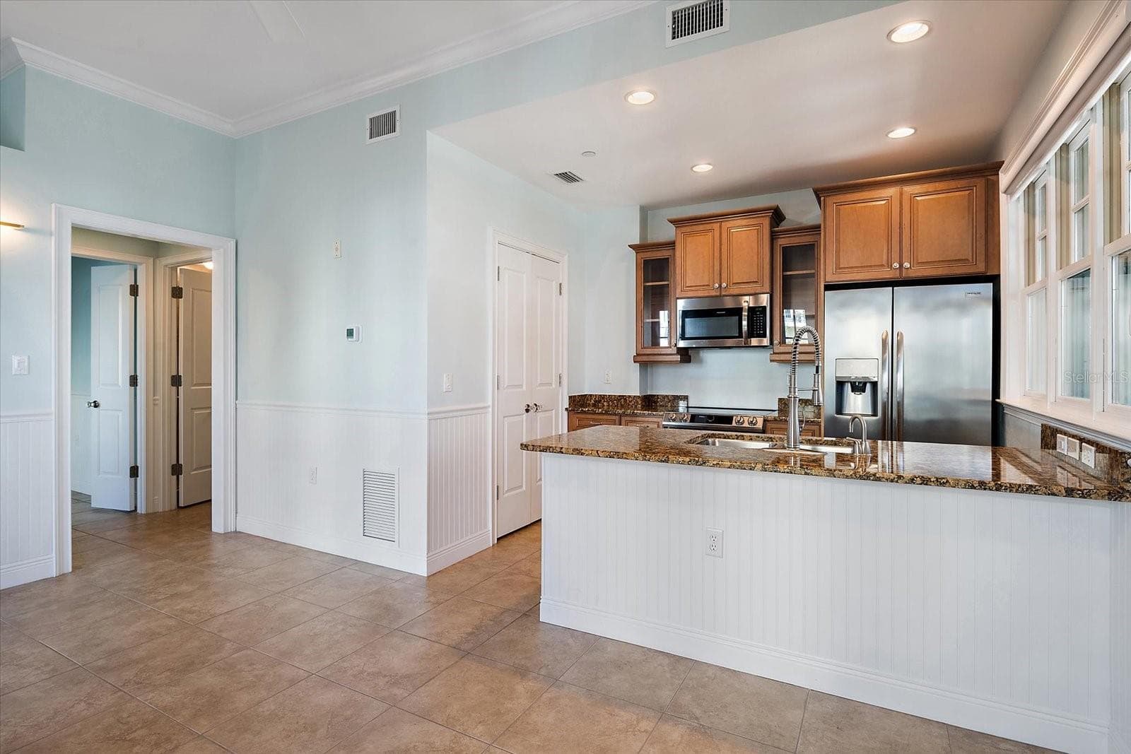 Kitchen with breakfast bar and open sightlines - 445 N ORANGE AVE #210, SARASOTA