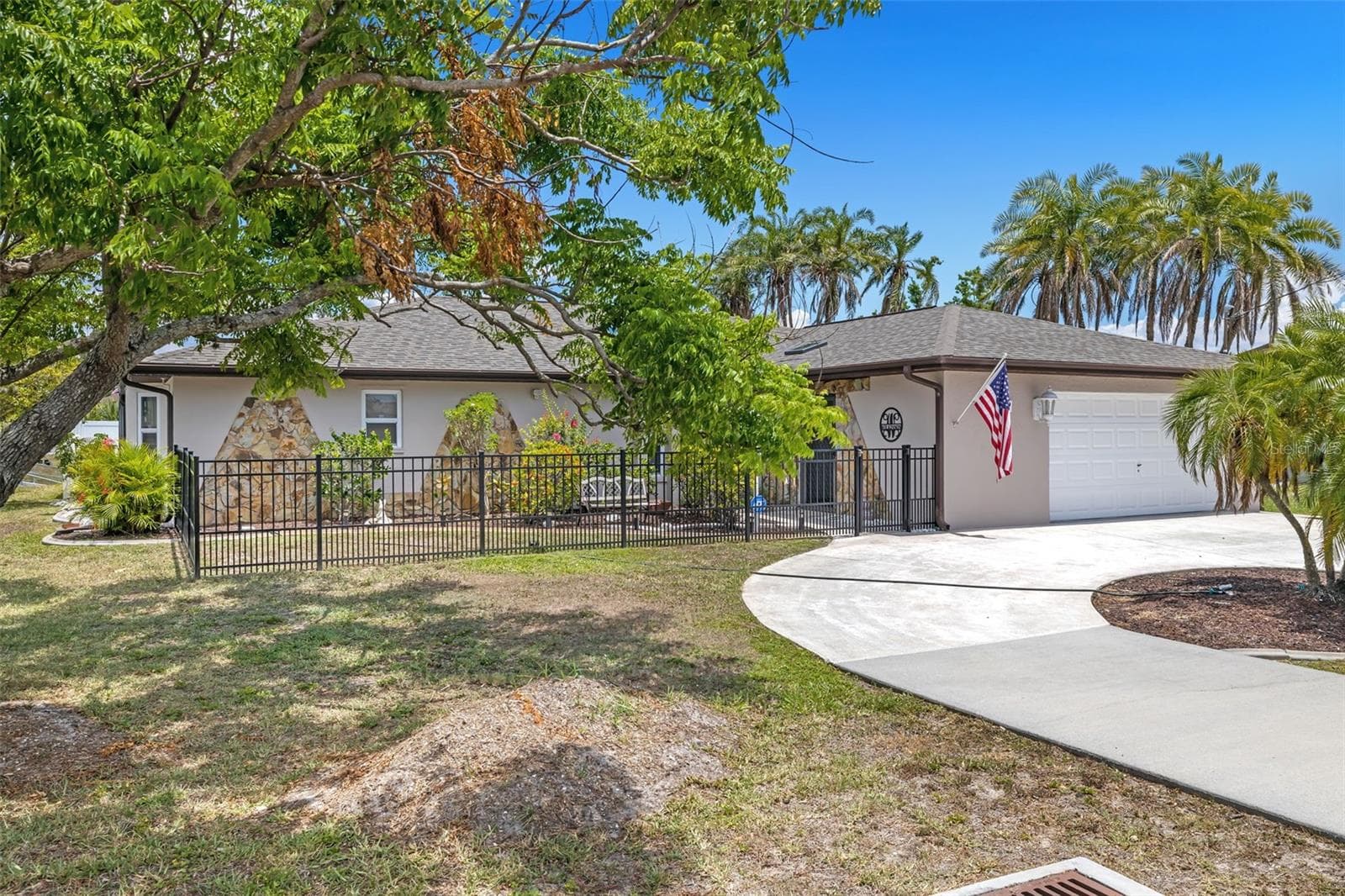 Metal fence in front courtyard - 2132 ABSCOTT ST, PORT CHARLOTTE