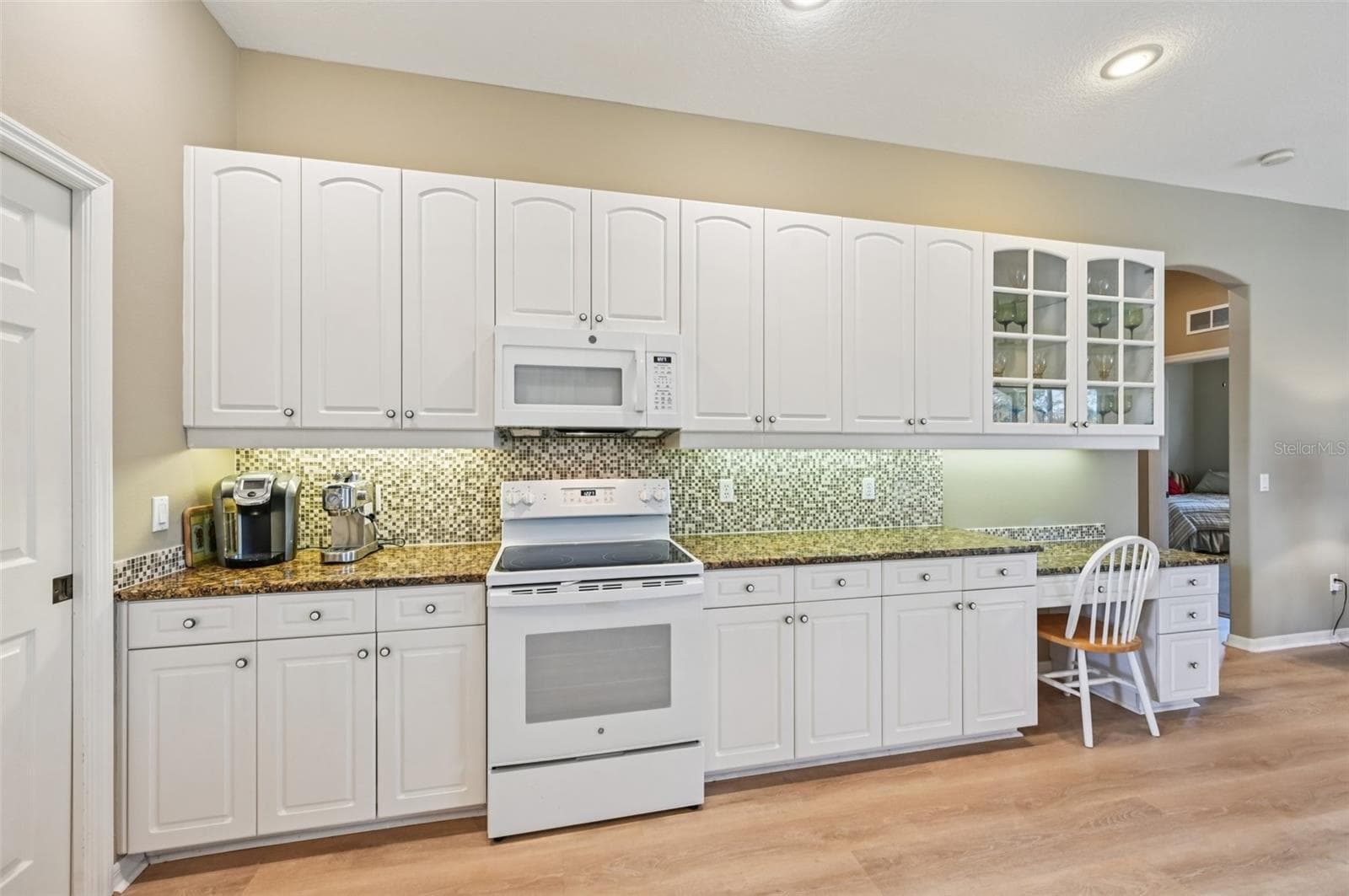 Large open kitchen - 514 SUMMERFIELD WAY, VENICE