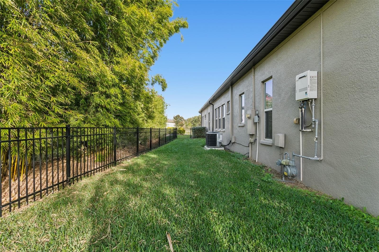 Private, fenced backyard with lush, manicured lawn - 4155 BARLETTA CT, WESLEY CHAPEL