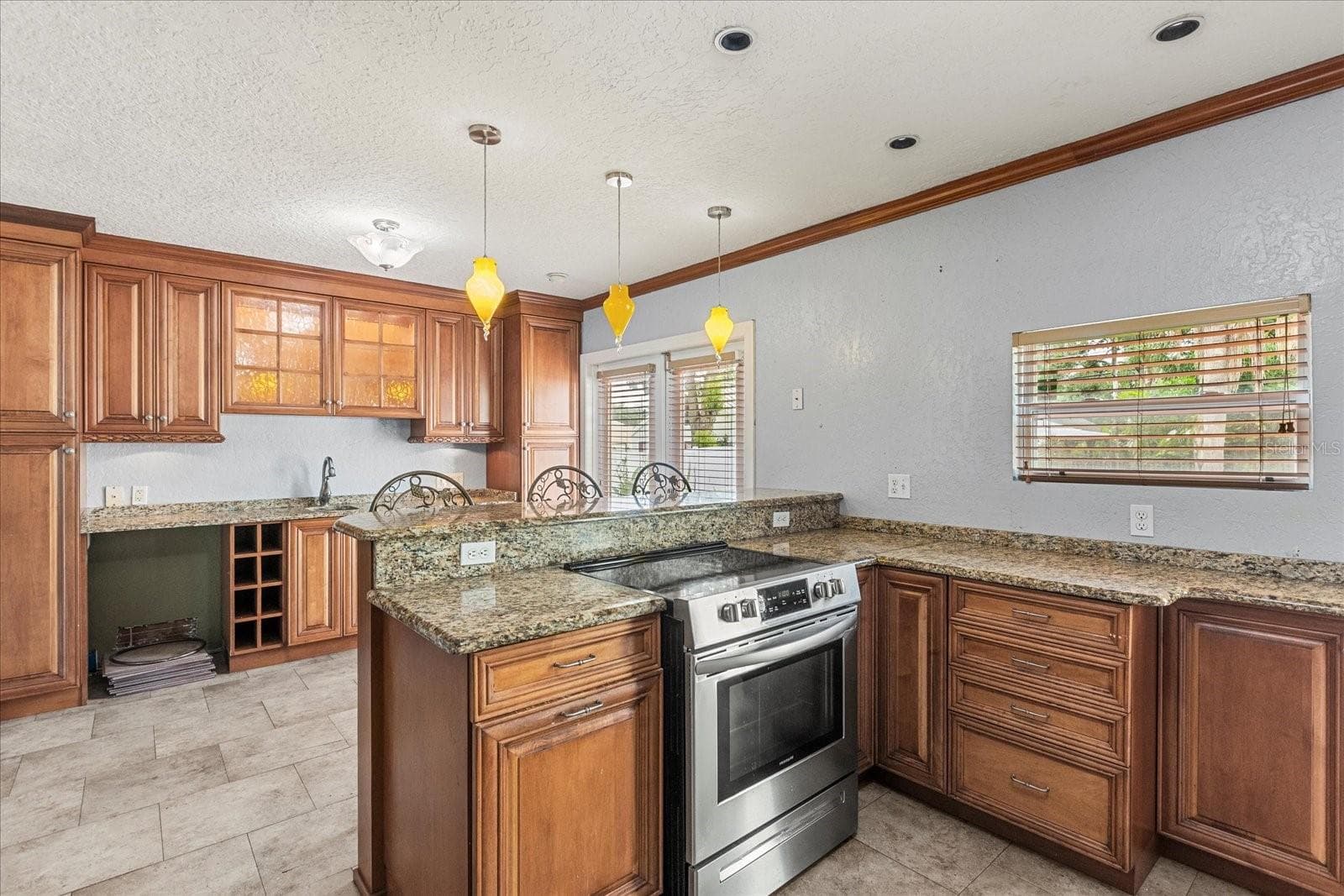 Kitchen w/Breakfast Counter and Custom Cabinetry - 918 W SMITH ST, ORLANDO