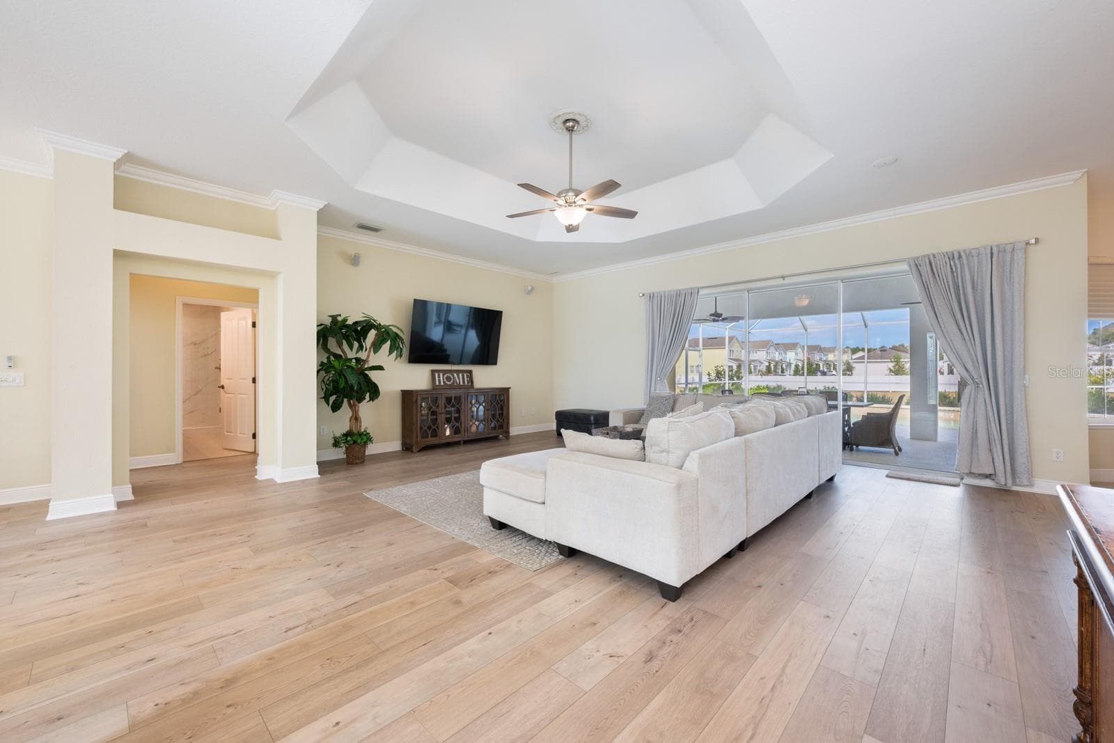 The open family room has a wall of sliding glass doors that let the natural light pour in. - 5092 NE 81ST BLVD, WILDWOOD