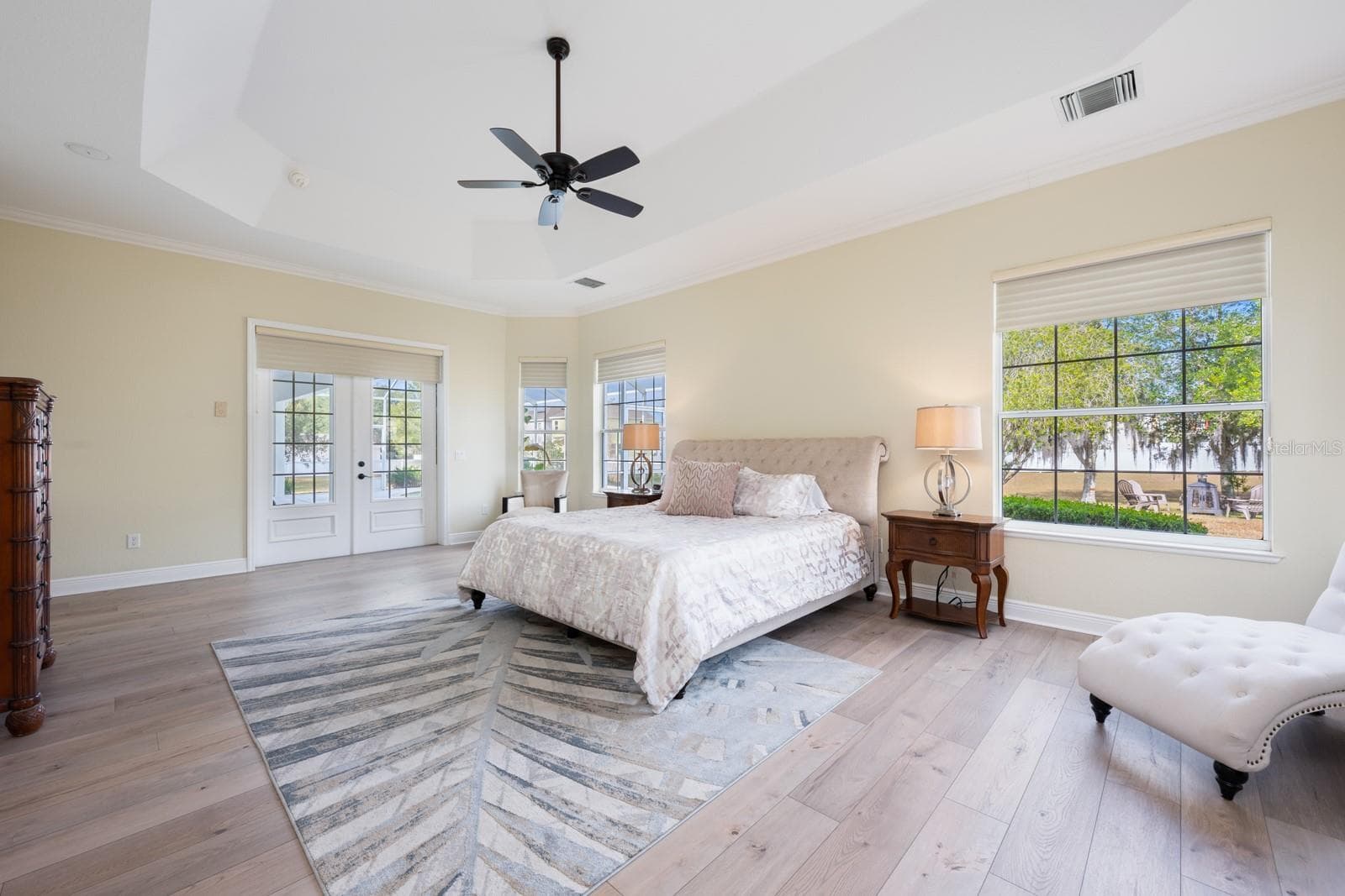 Light, bright and spacious owner's suite. - 5092 NE 81ST BLVD, WILDWOOD