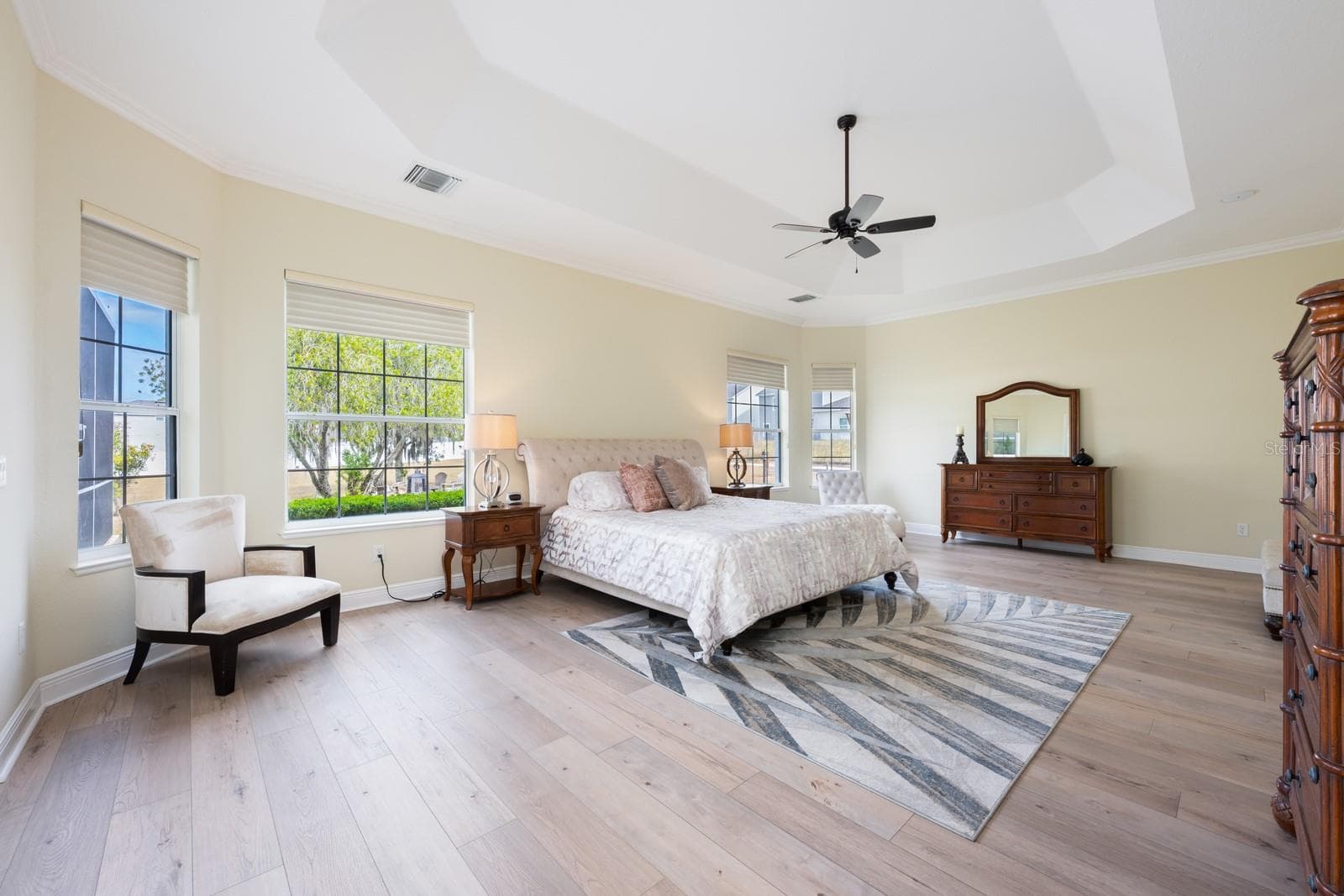 Light, bright and spacious owner's suite. - 5092 NE 81ST BLVD, WILDWOOD